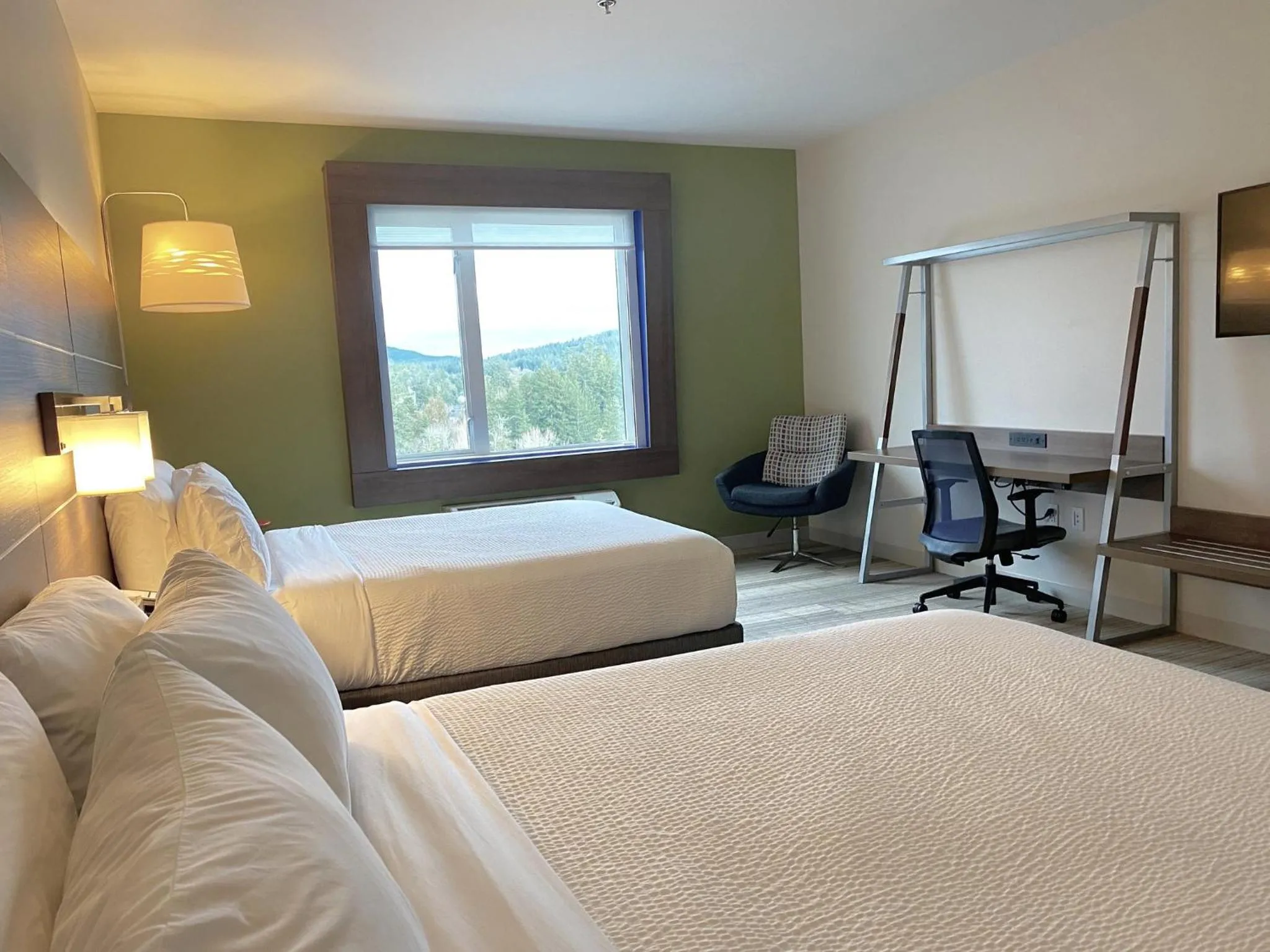 Photo of the whole room, Bed in Holiday Inn Express & Suites Victoria-Colwood by IHG