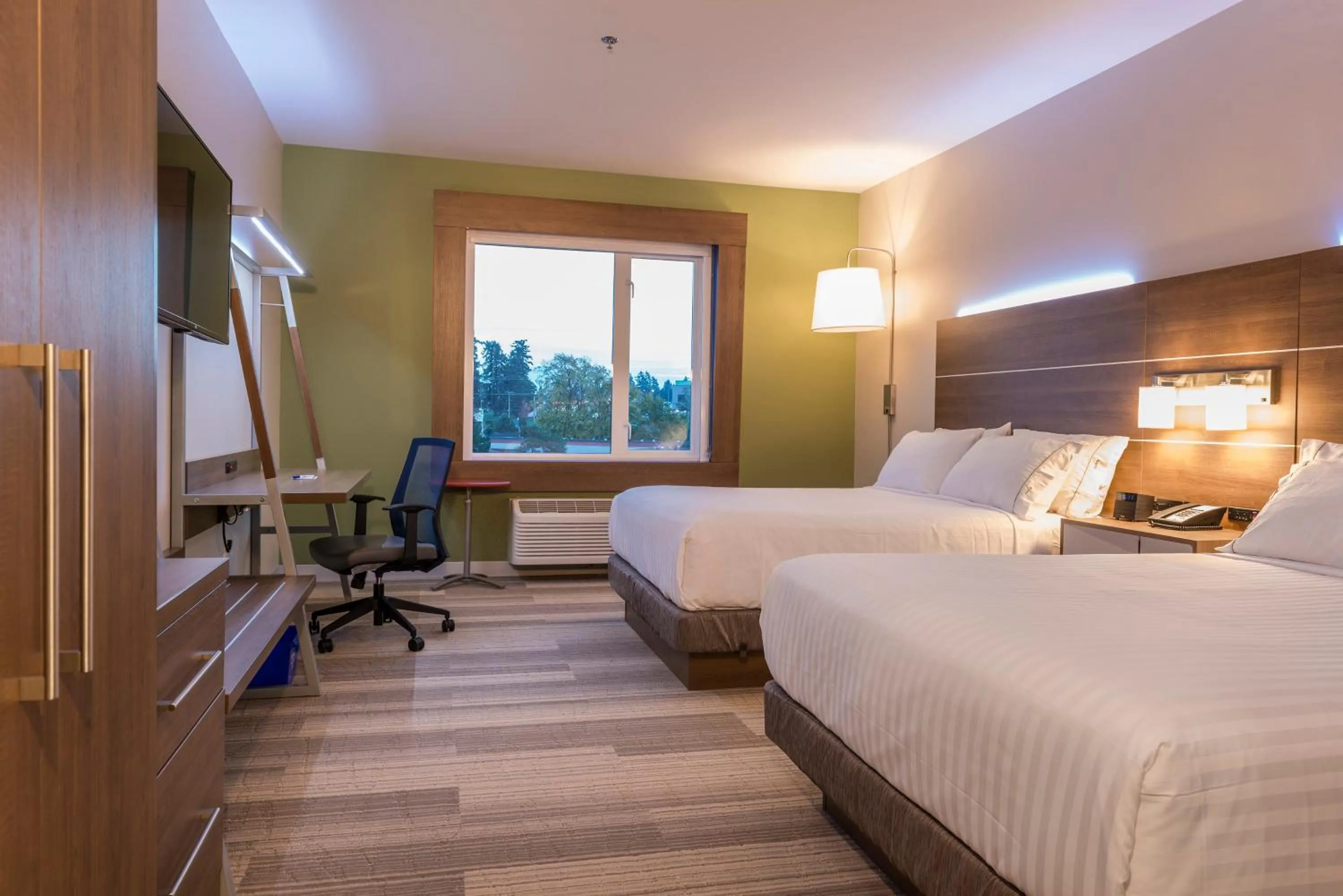 Photo of the whole room, Bed in Holiday Inn Express & Suites Victoria-Colwood by IHG