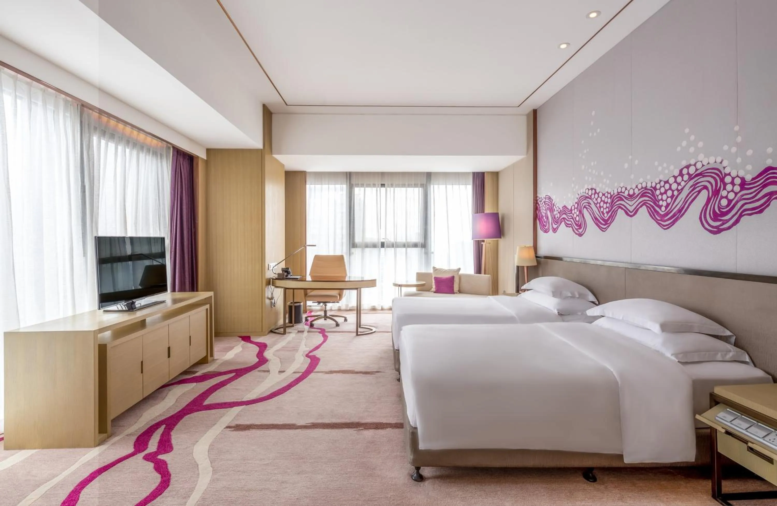 Photo of the whole room, Bed in Crowne Plaza Yibin by IHG