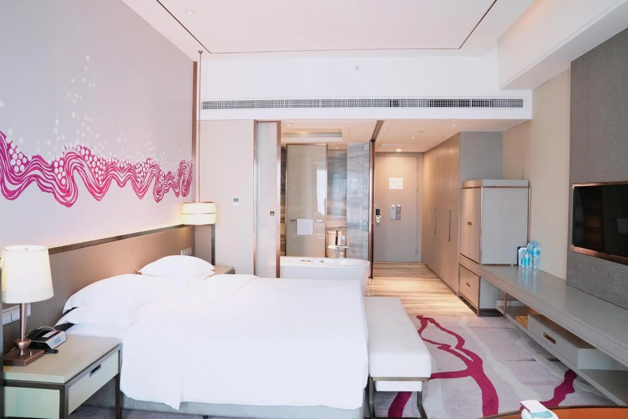 Photo of the whole room, Bed in Crowne Plaza Yibin by IHG