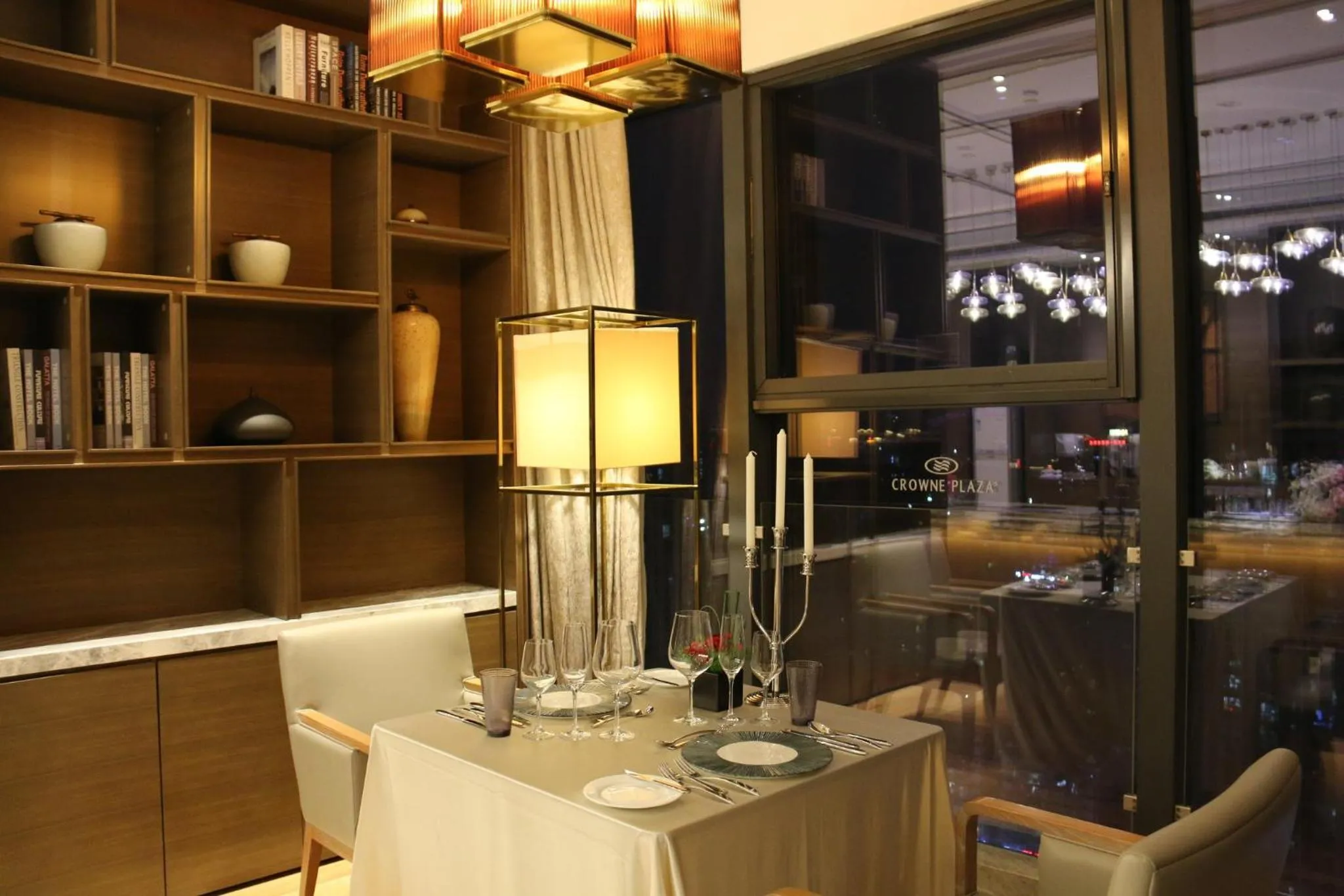 Lounge or bar in Crowne Plaza Yibin by IHG