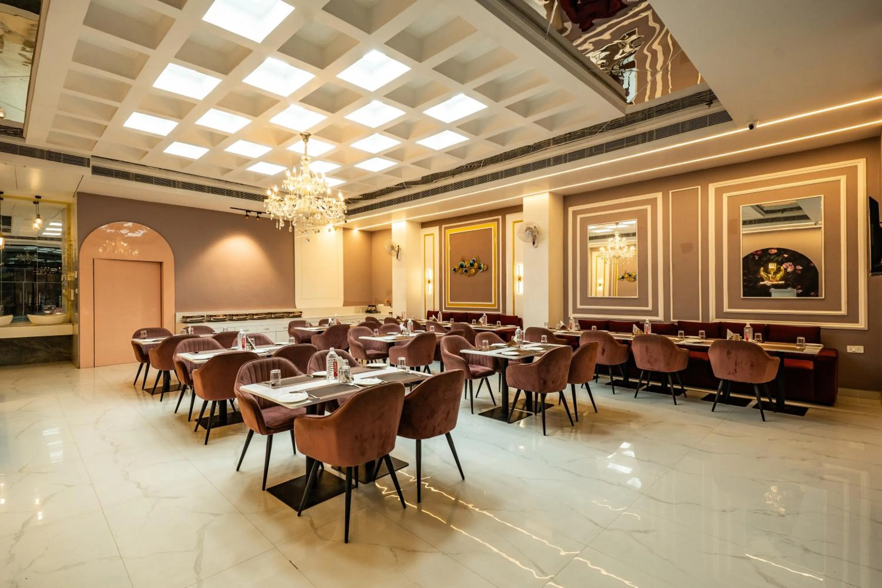 Restaurant/places to eat in Tripli Hotels Evara Inn