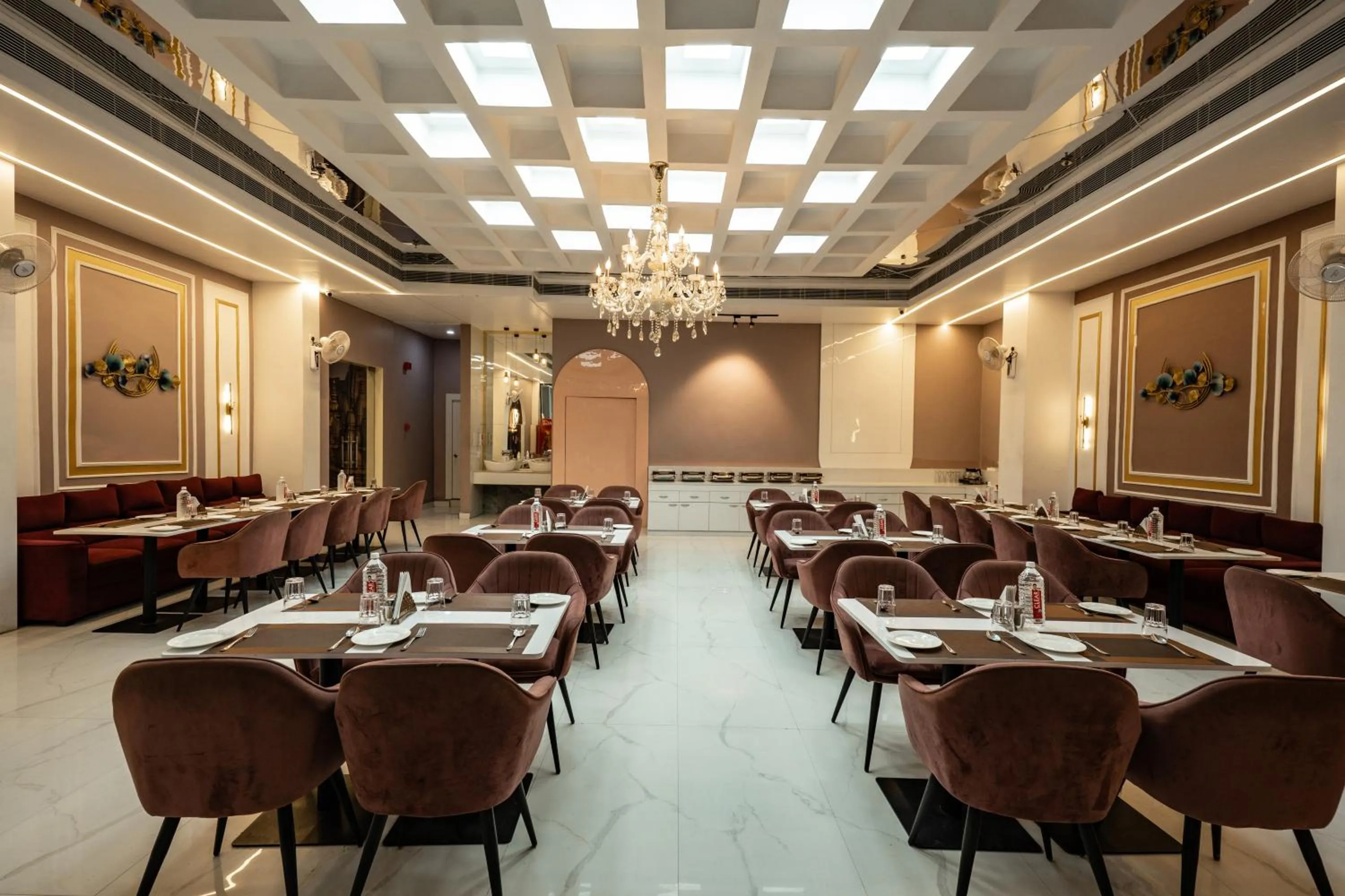 Restaurant/places to eat in Tripli Hotels Evara Inn