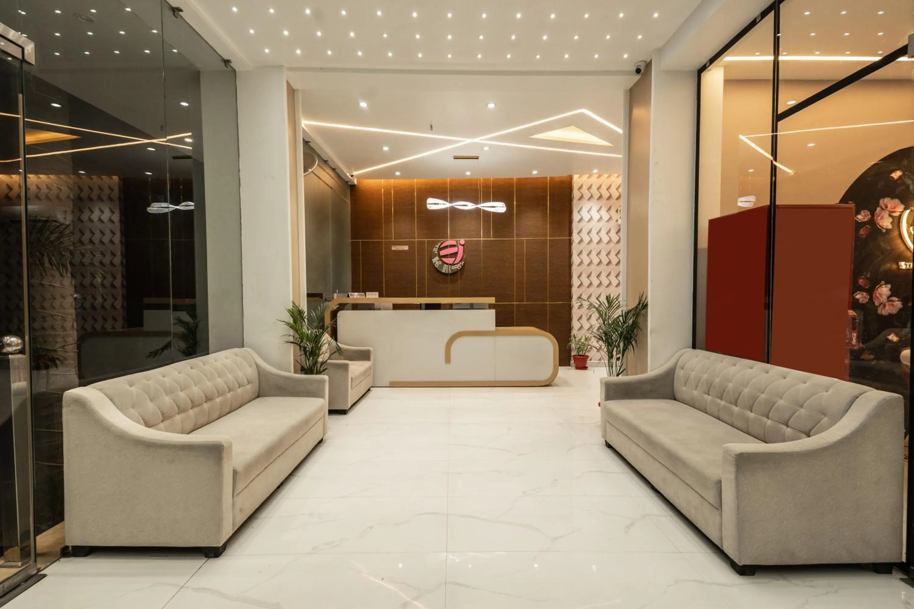 Lobby or reception in Tripli Hotels Evara Inn