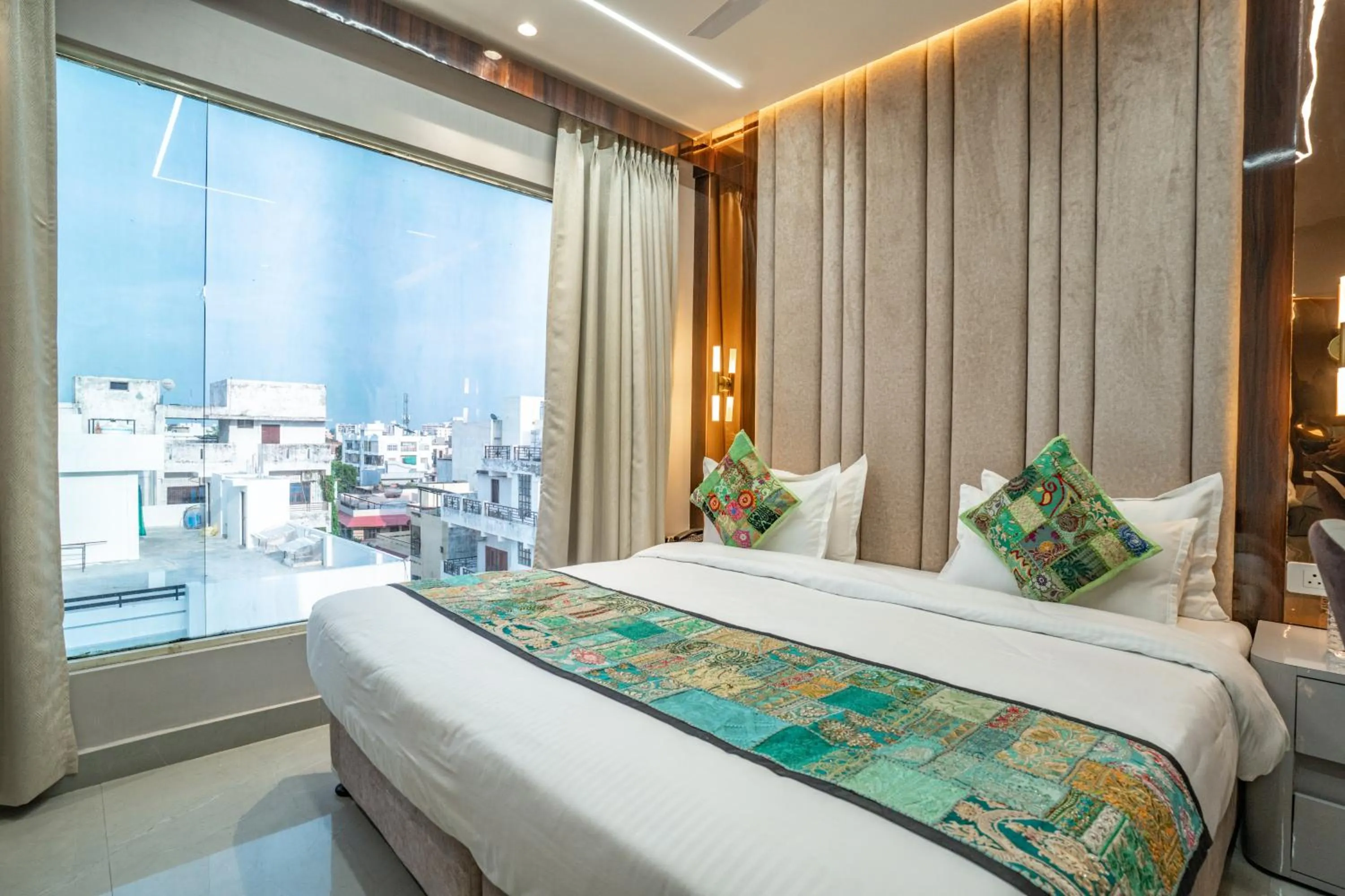 Bed in Tripli Hotels Evara Inn