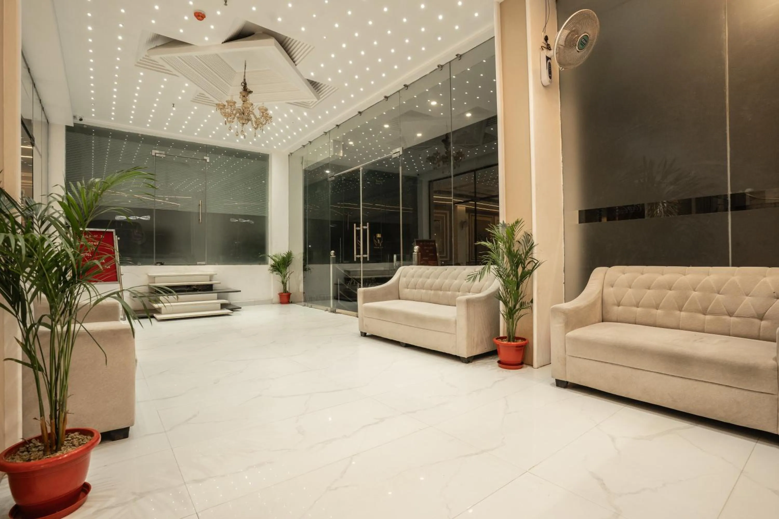 Lobby or reception in Tripli Hotels Evara Inn