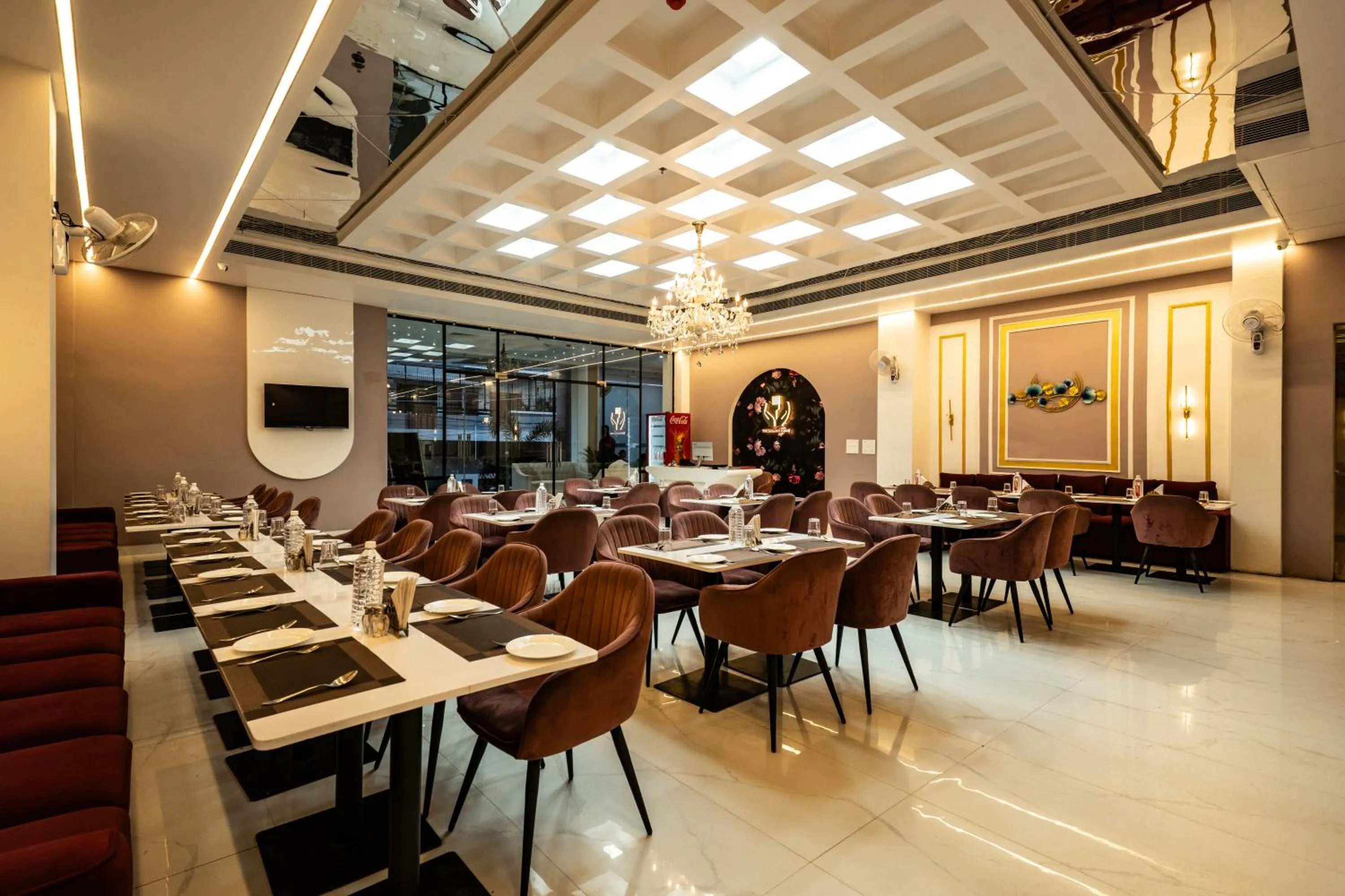 Restaurant/places to eat in Tripli Hotels Evara Inn