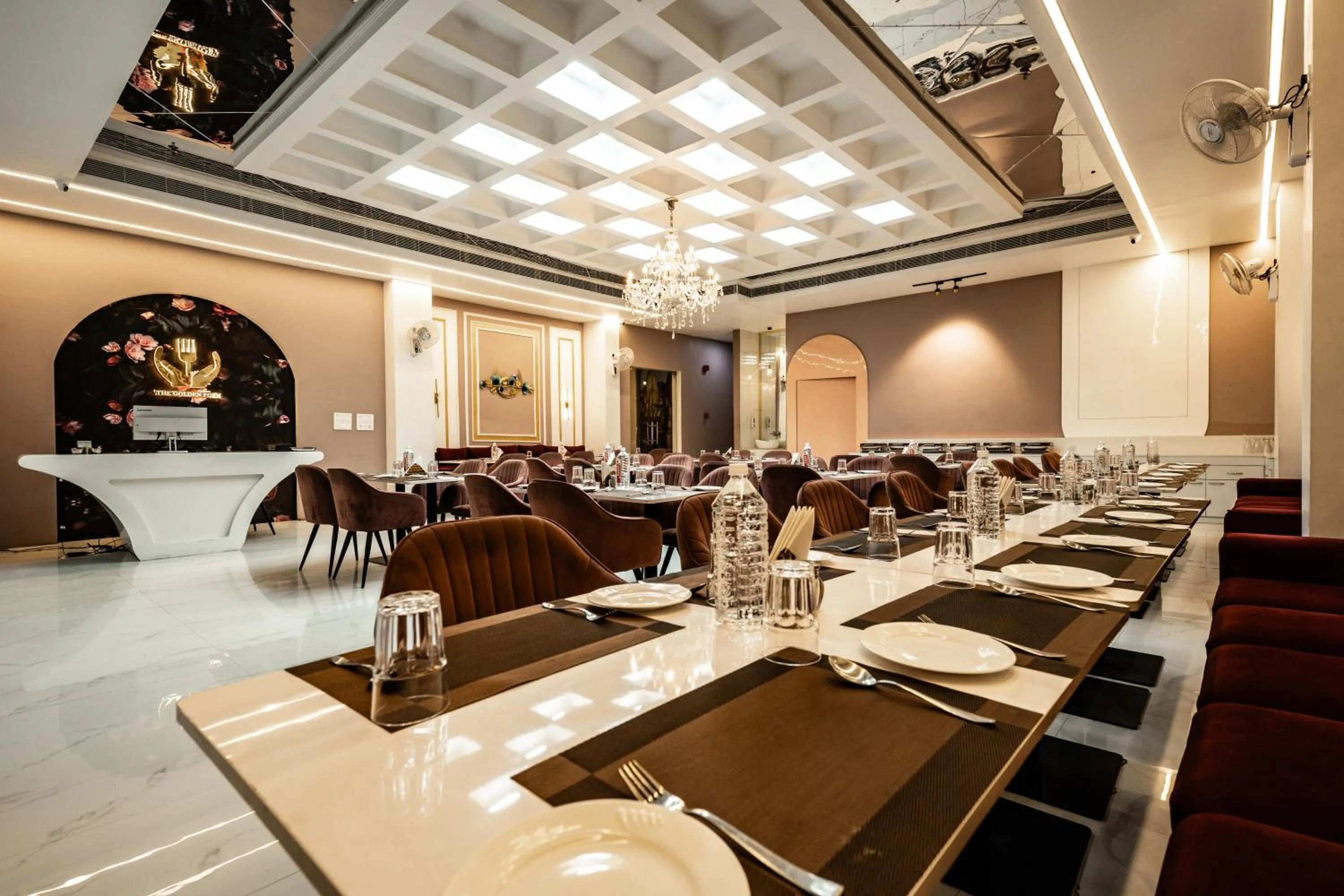 Restaurant/places to eat in Tripli Hotels Evara Inn