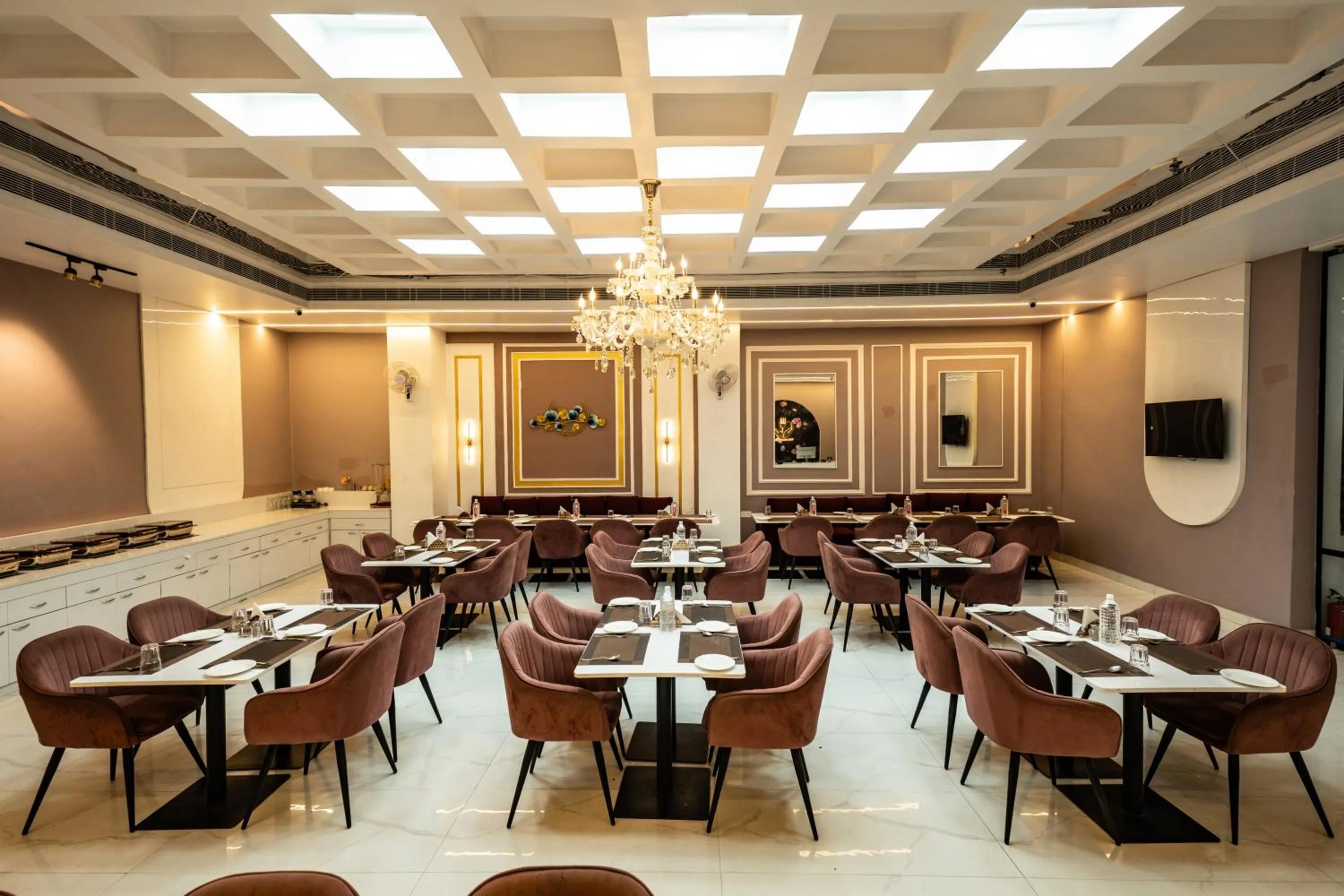 Restaurant/places to eat in Tripli Hotels Evara Inn