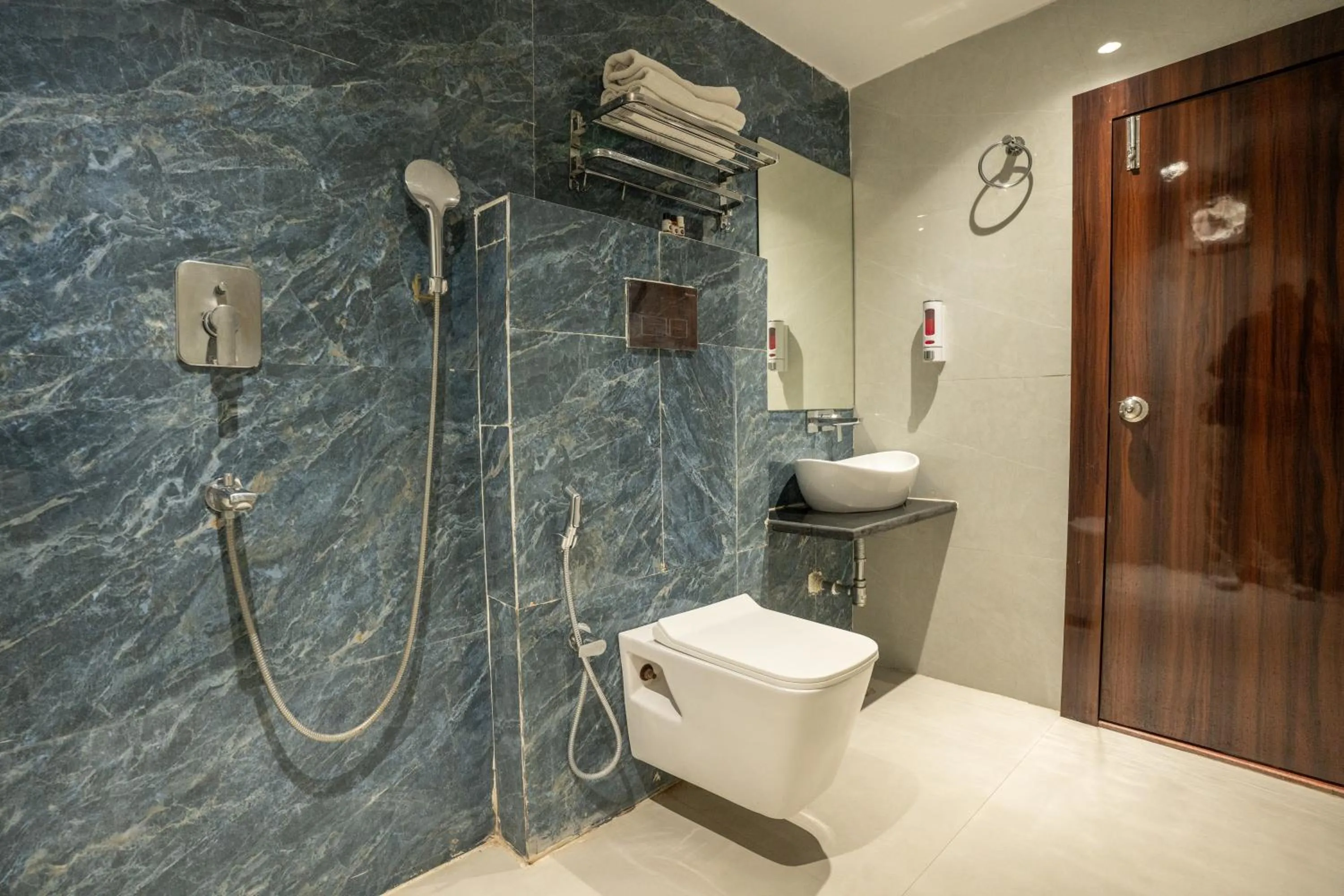 Shower in Tripli Hotels Evara Inn