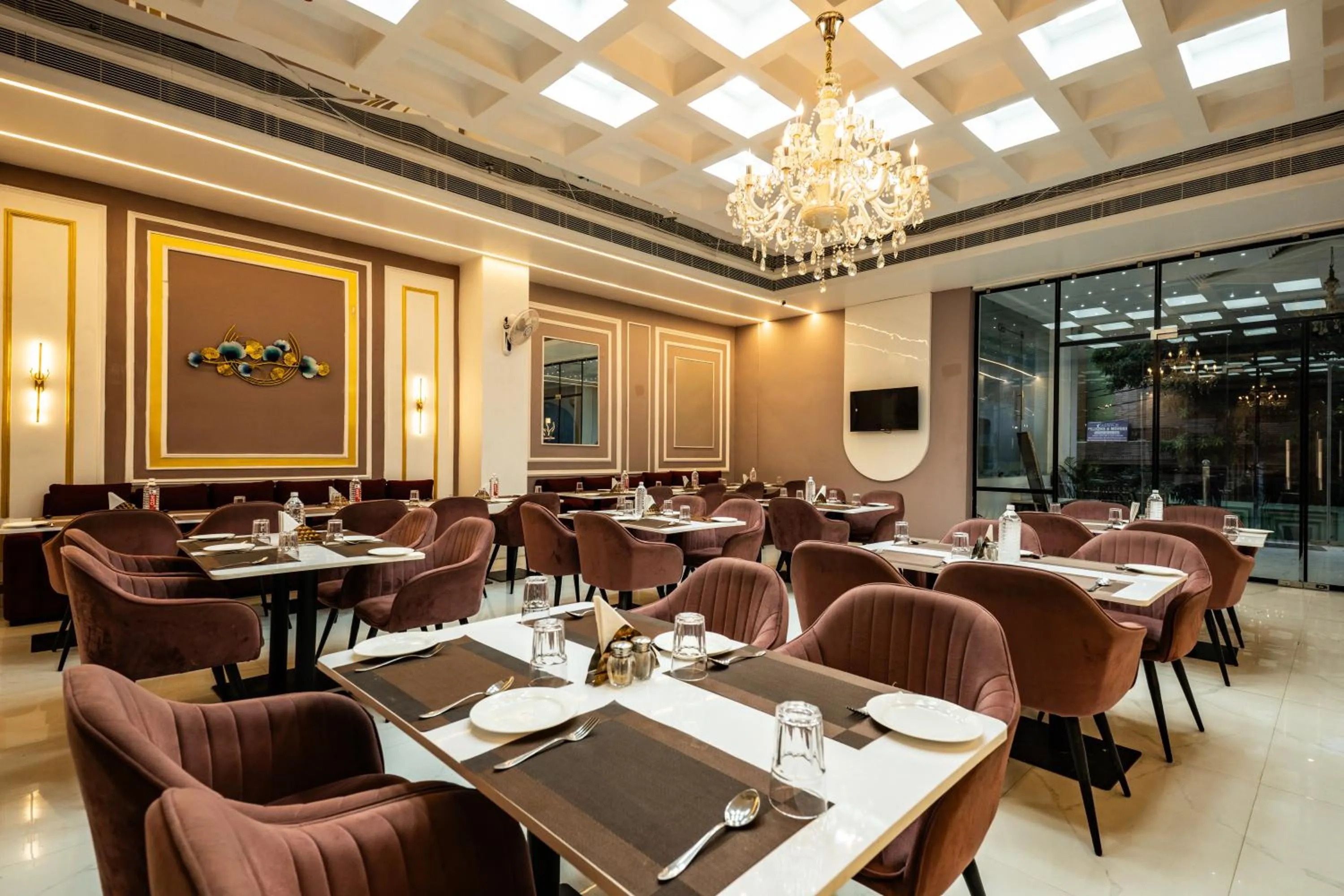 Restaurant/places to eat in Tripli Hotels Evara Inn