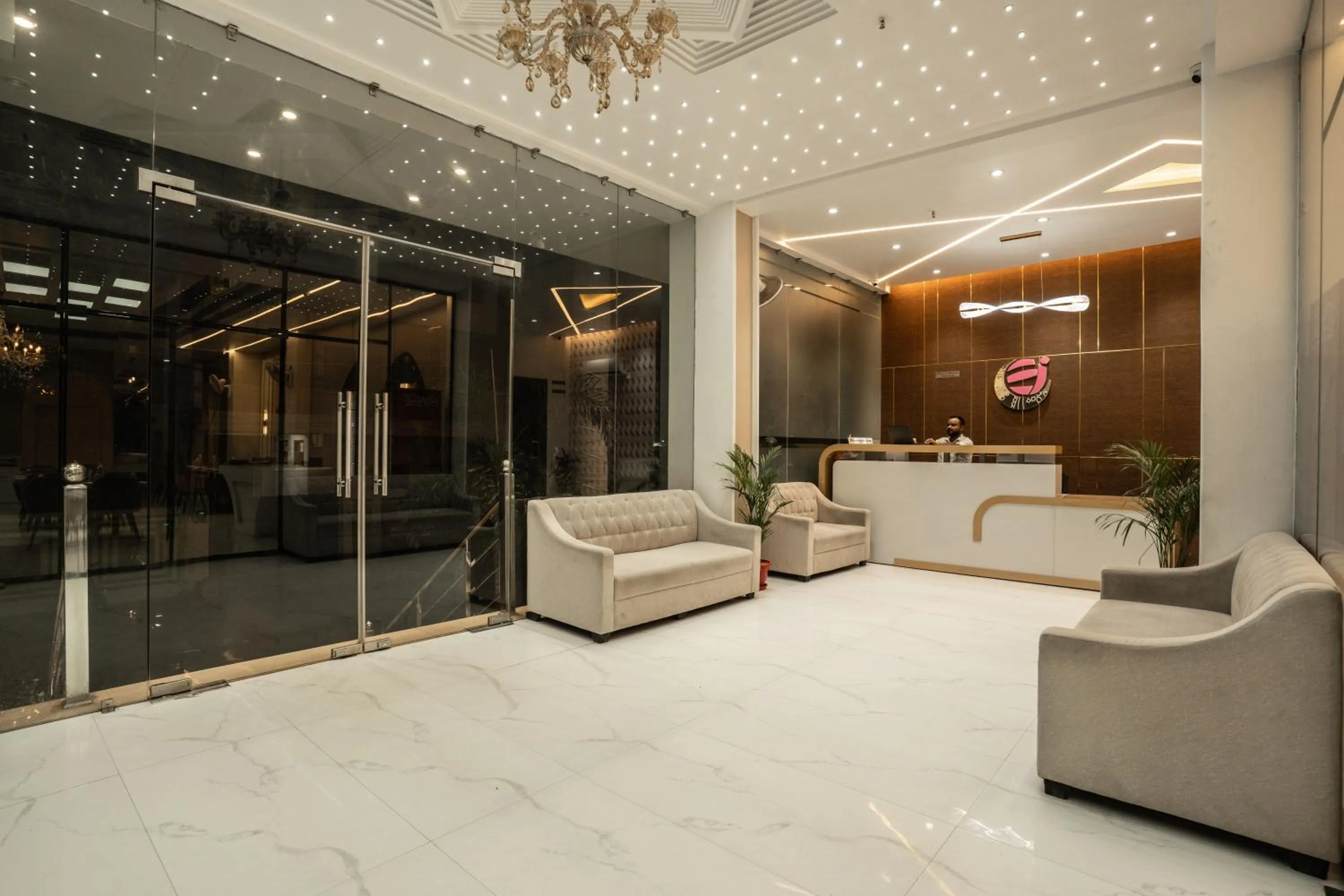 Lobby or reception in Tripli Hotels Evara Inn