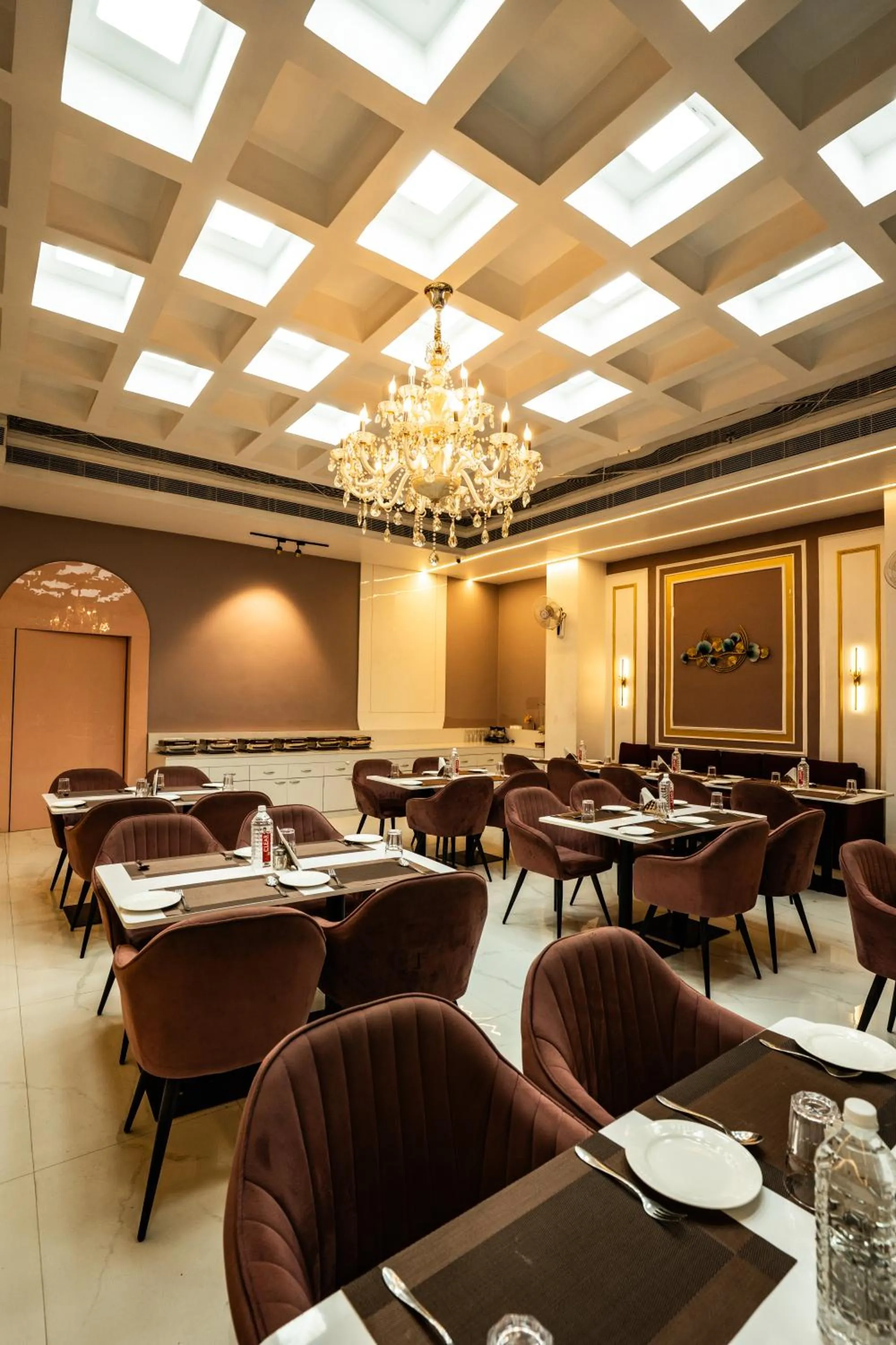 Restaurant/places to eat in Tripli Hotels Evara Inn