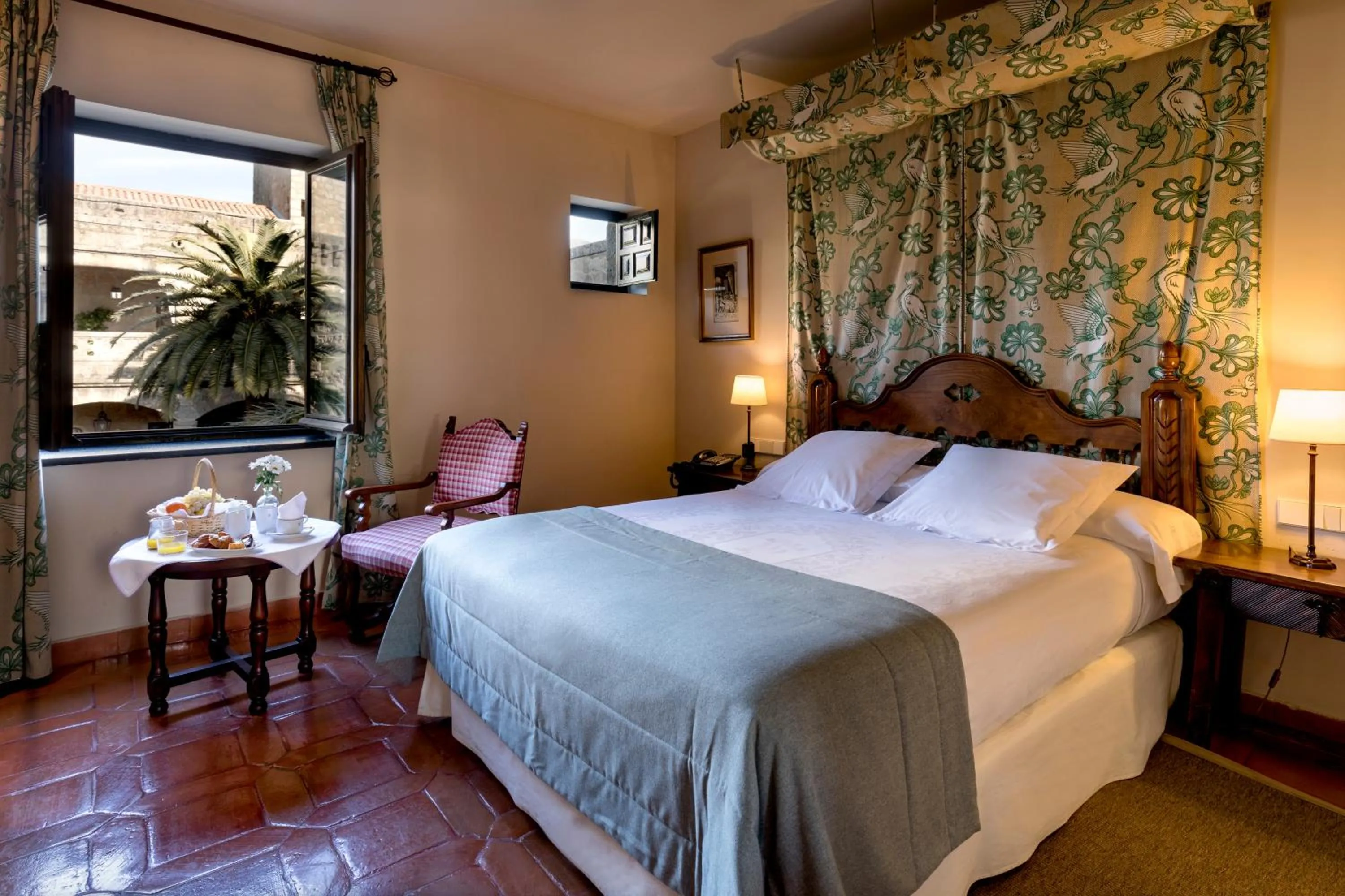 Photo of the whole room, Bed in Parador de Jarandilla de la Vera