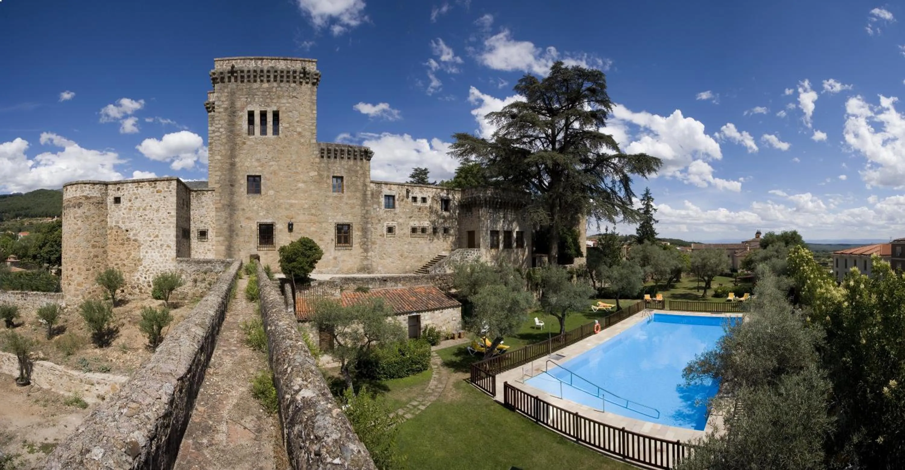 Swimming pool in Parador de Jarandilla de la Vera
