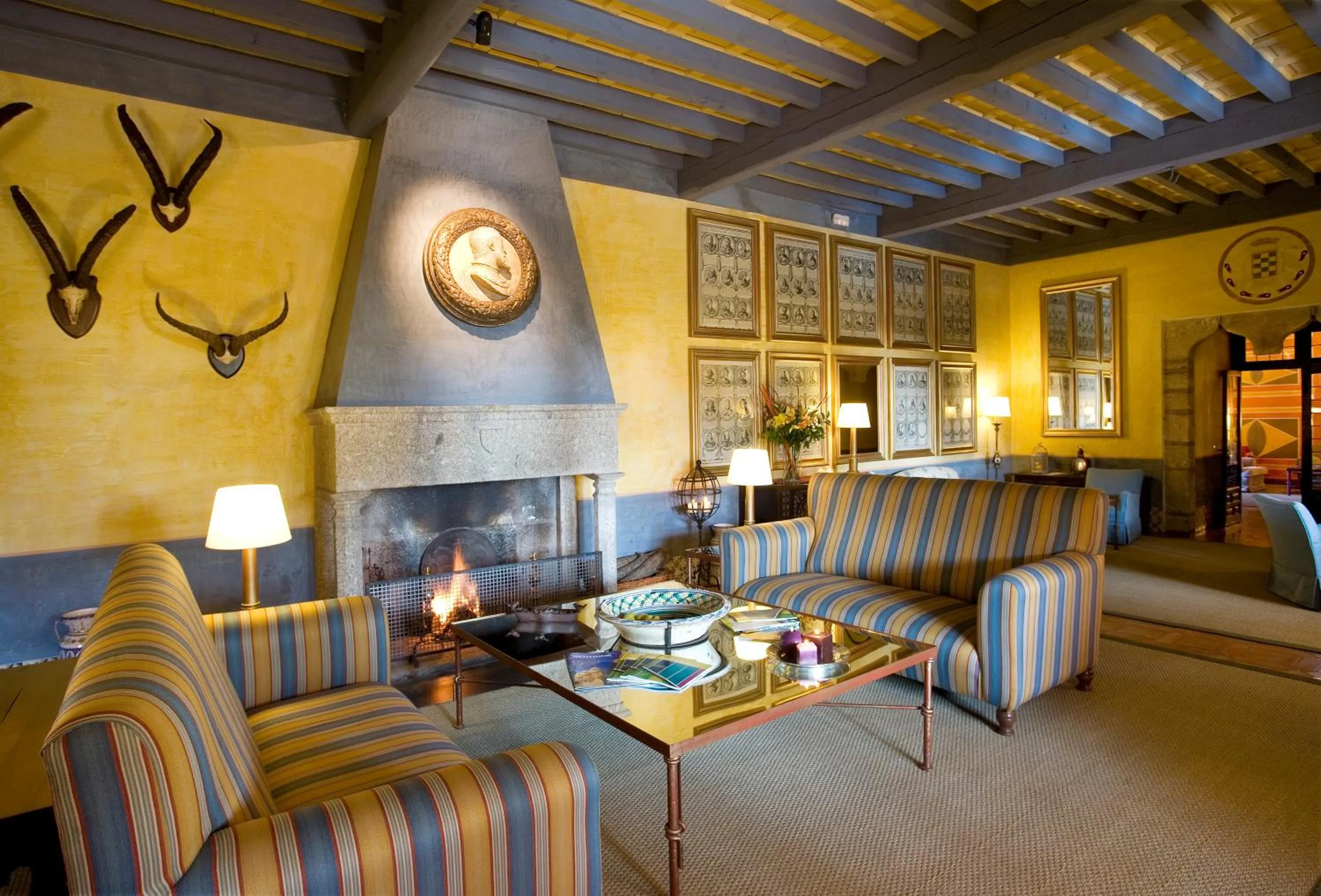 Communal lounge/ TV room in Parador de Jarandilla de la Vera