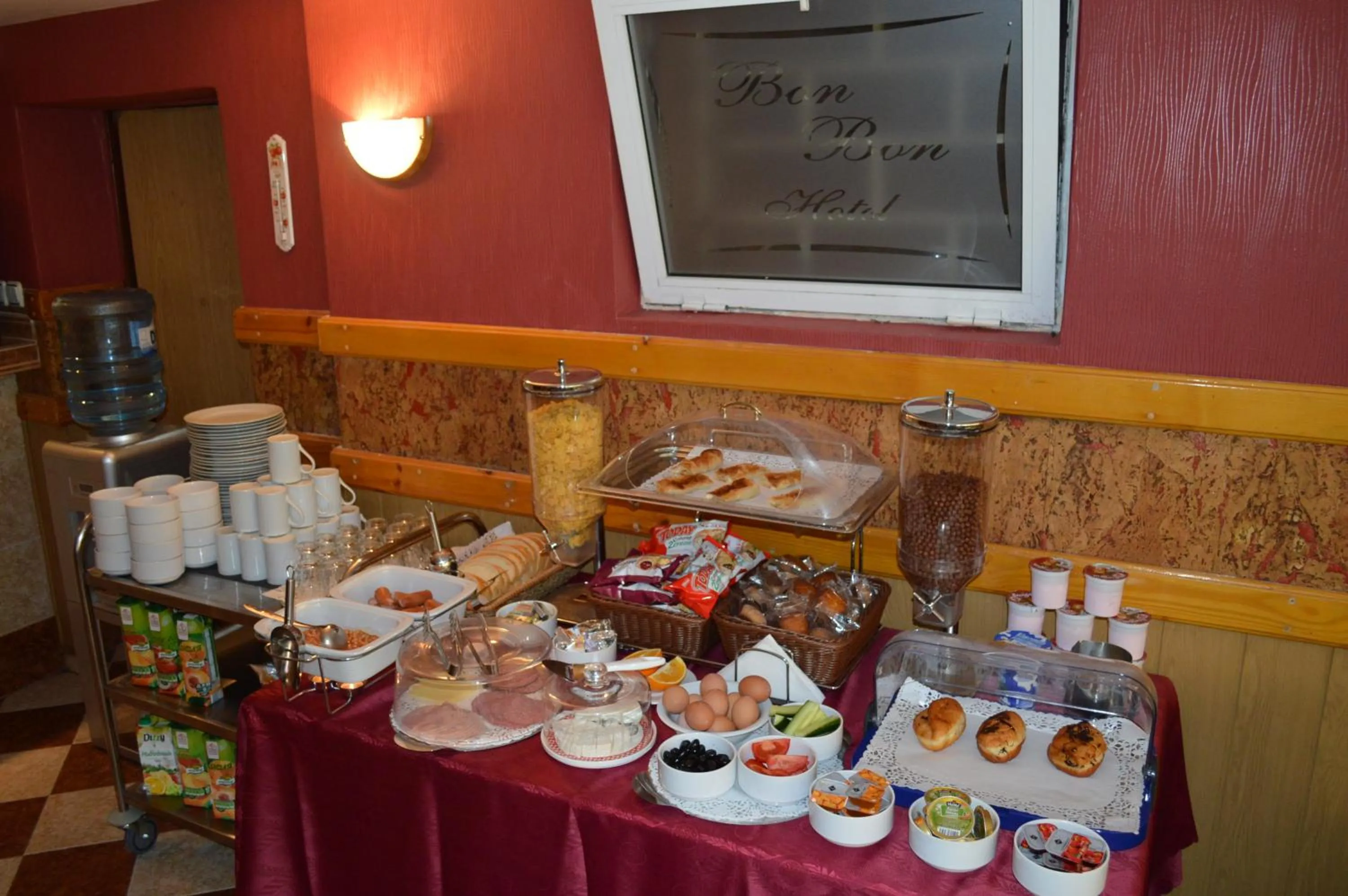 Restaurant/places to eat in Bon Bon Hotel