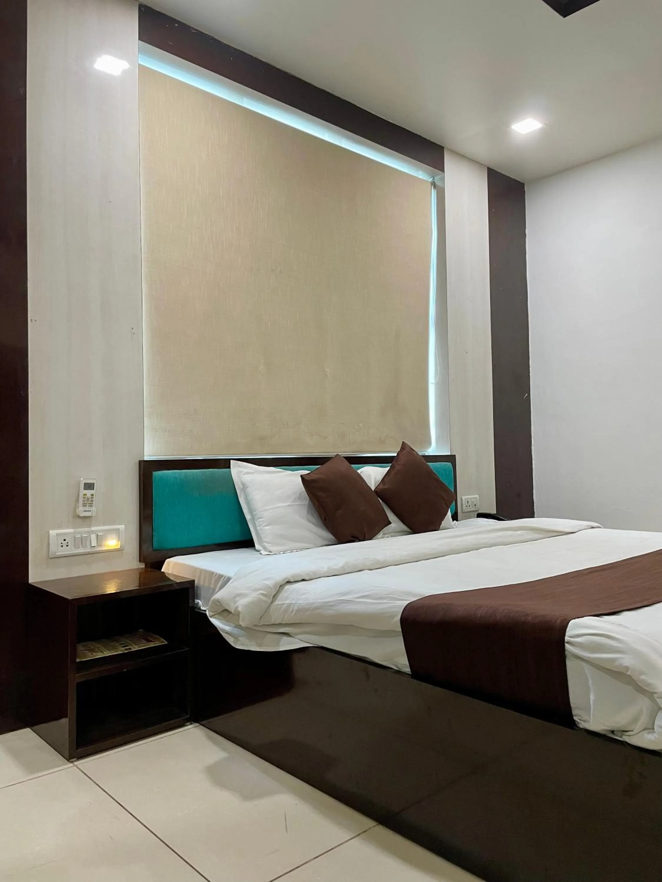 Bedroom, Bed in Hotel Komal Palace Anand Nagar