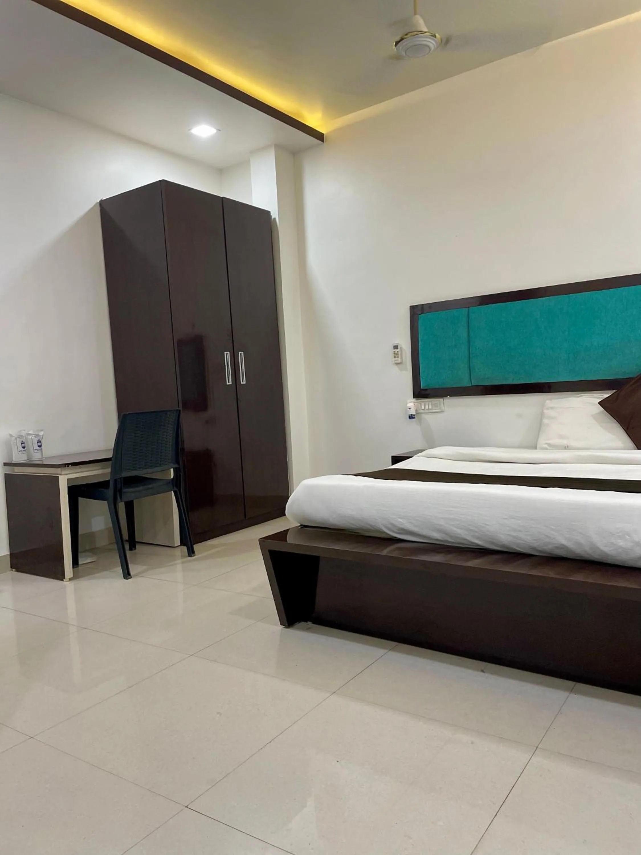 Bedroom, Bed in Hotel Komal Palace Anand Nagar