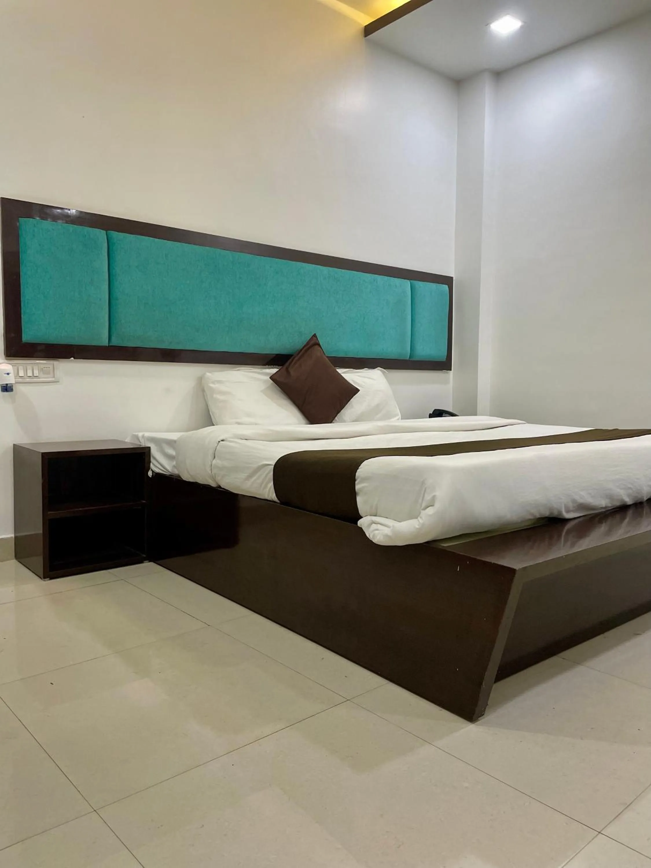 Bedroom, Bed in Hotel Komal Palace Anand Nagar