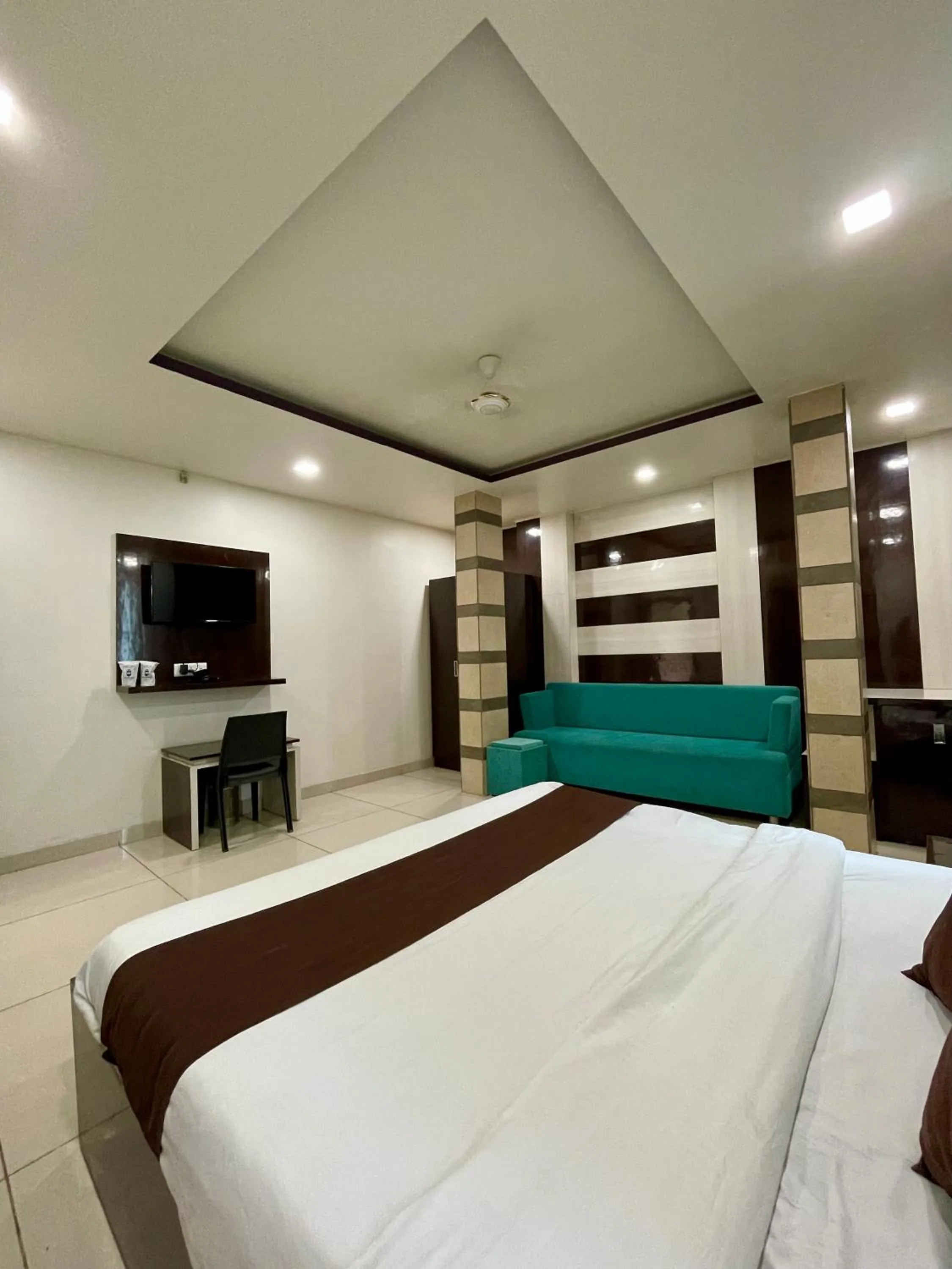 Living room, Bed in Hotel Komal Palace Anand Nagar