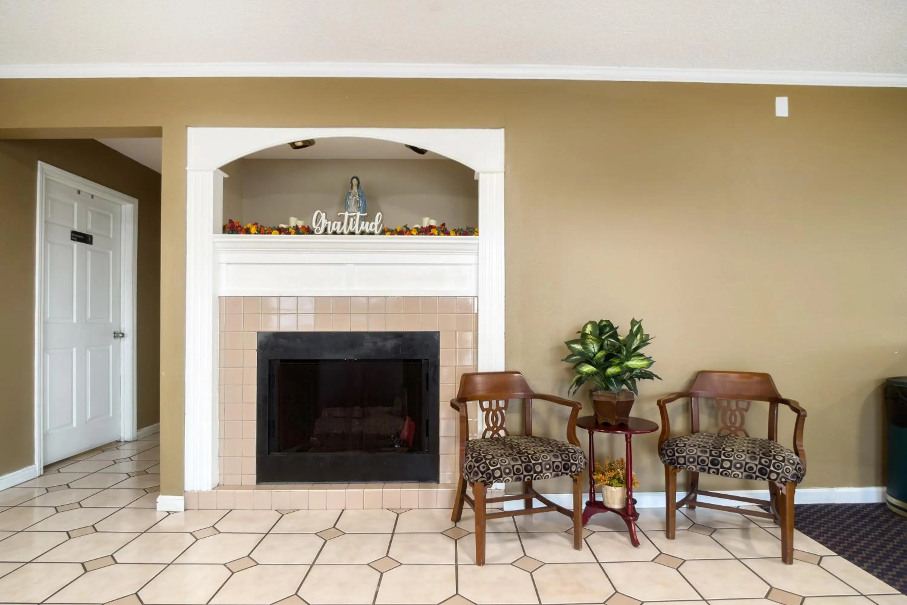 Area and facilities in Deerfield Inn By Capital O Blytheville AR I55