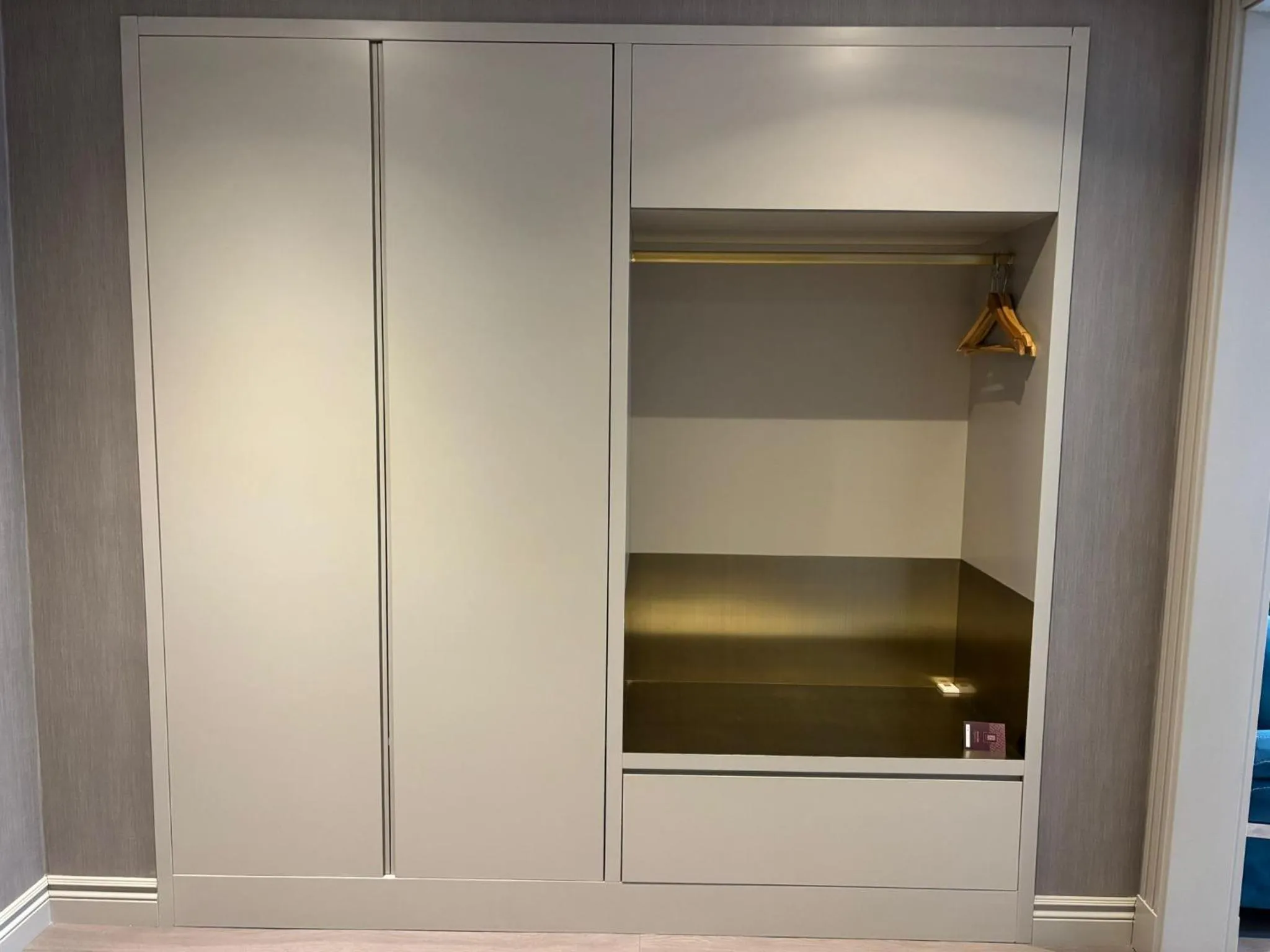 wardrobe in Saygın Hotel Beşiktaş