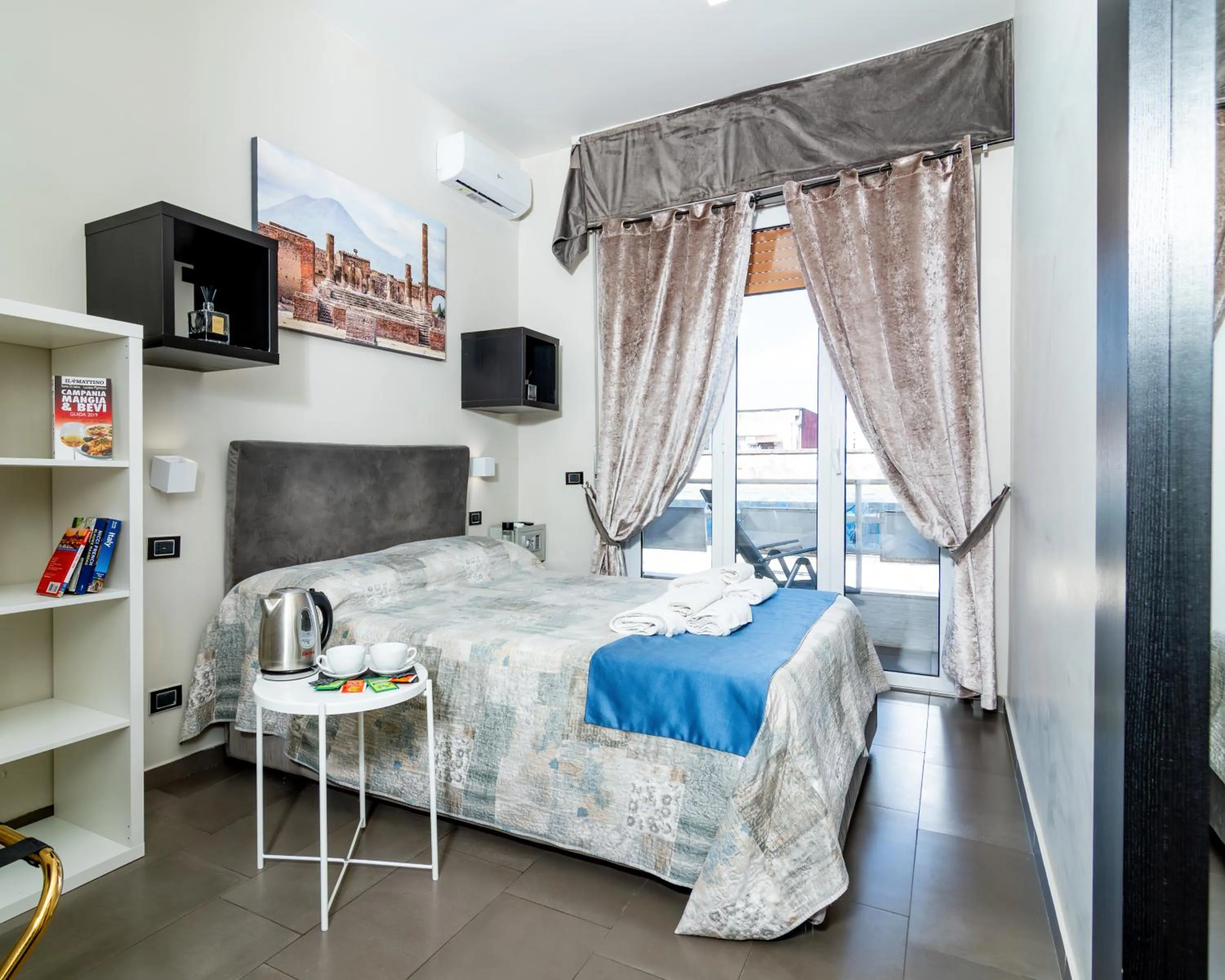 Bed in VESUVIANUS Rooms and More