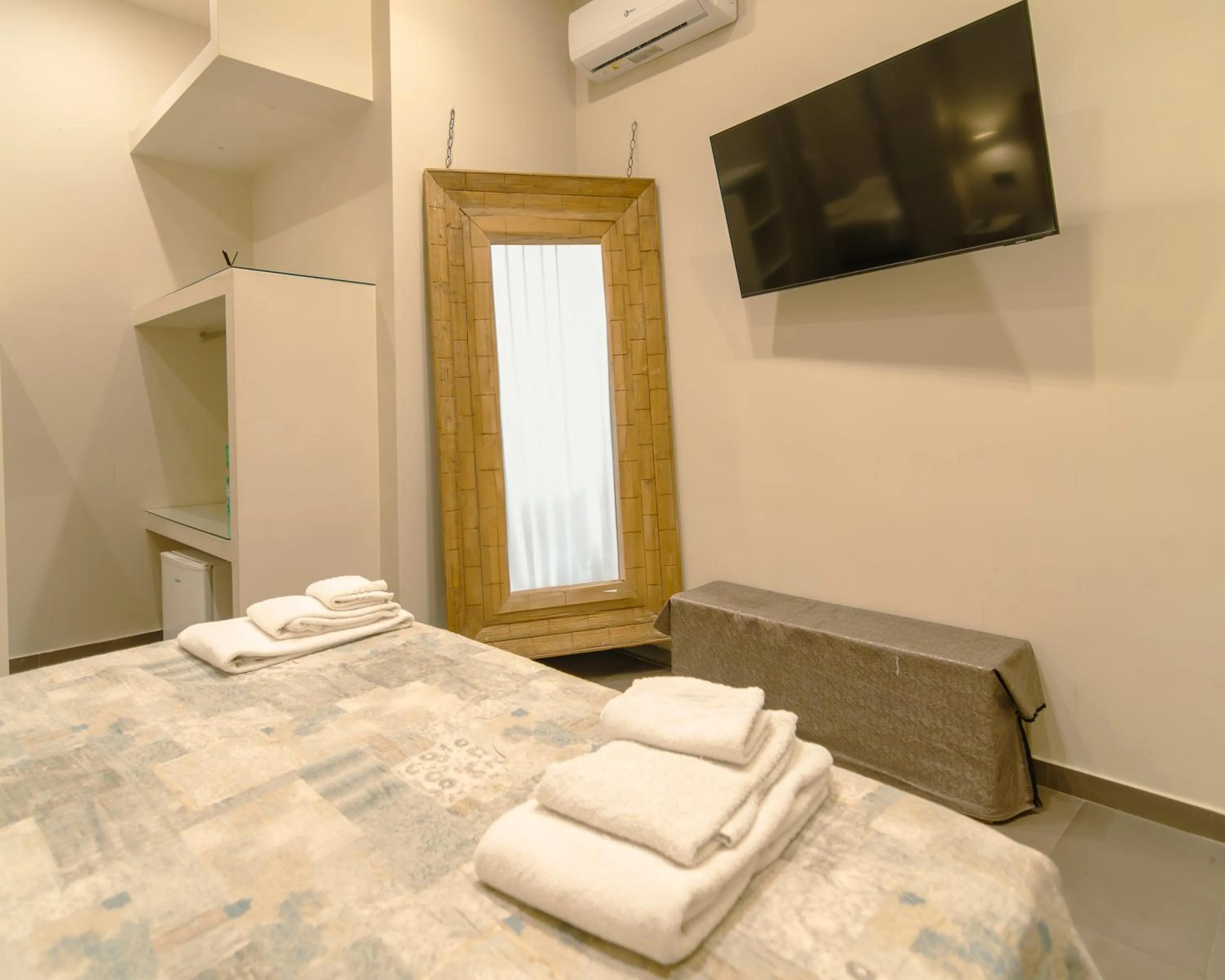 Bed in VESUVIANUS Rooms and More