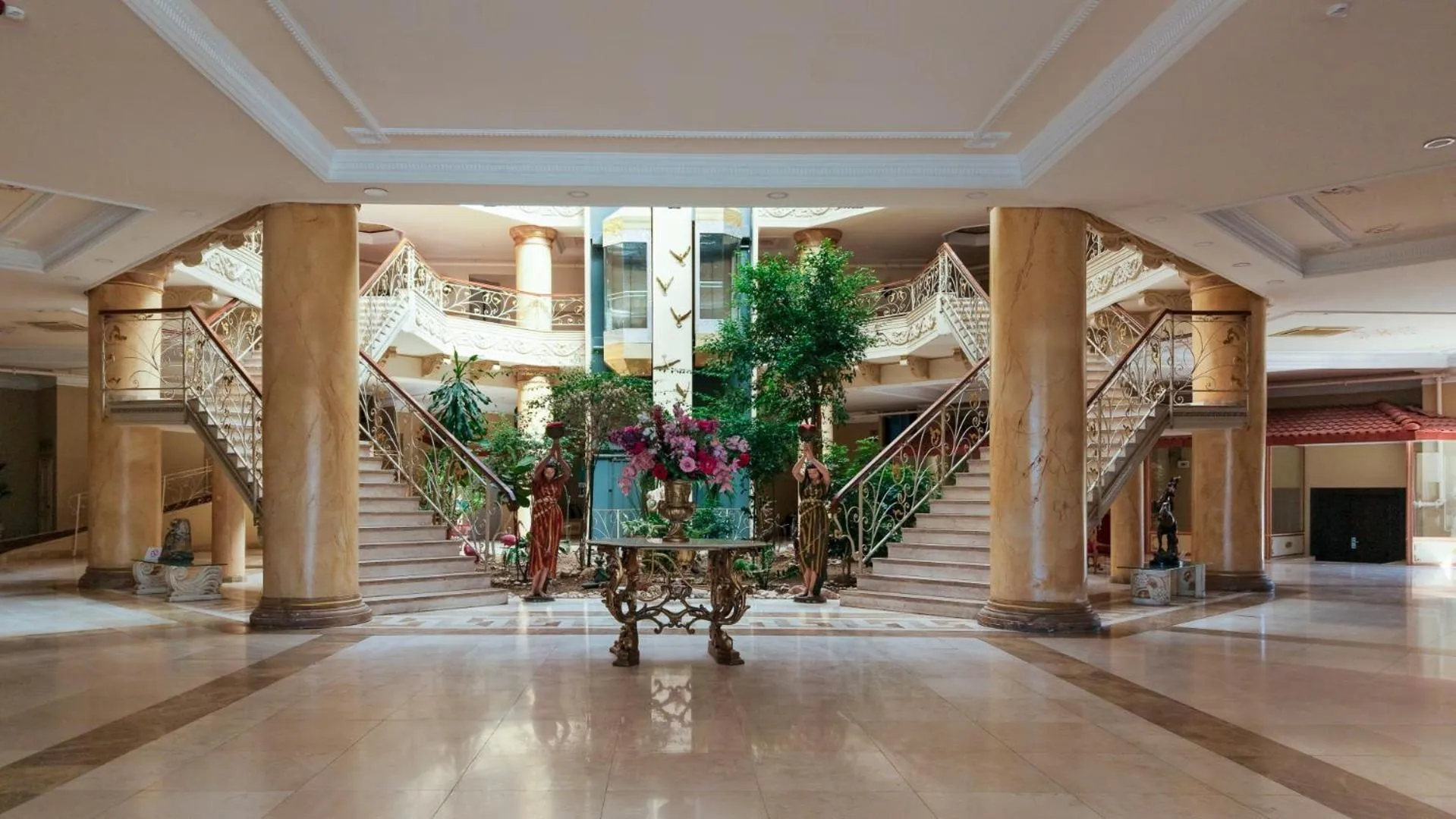 Inner courtyard view in Güre Saruhan Termal Otel