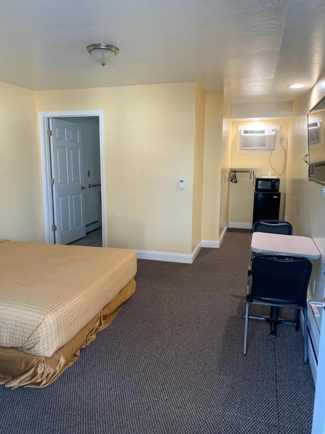 Bed in Brookside Inn & Cottages