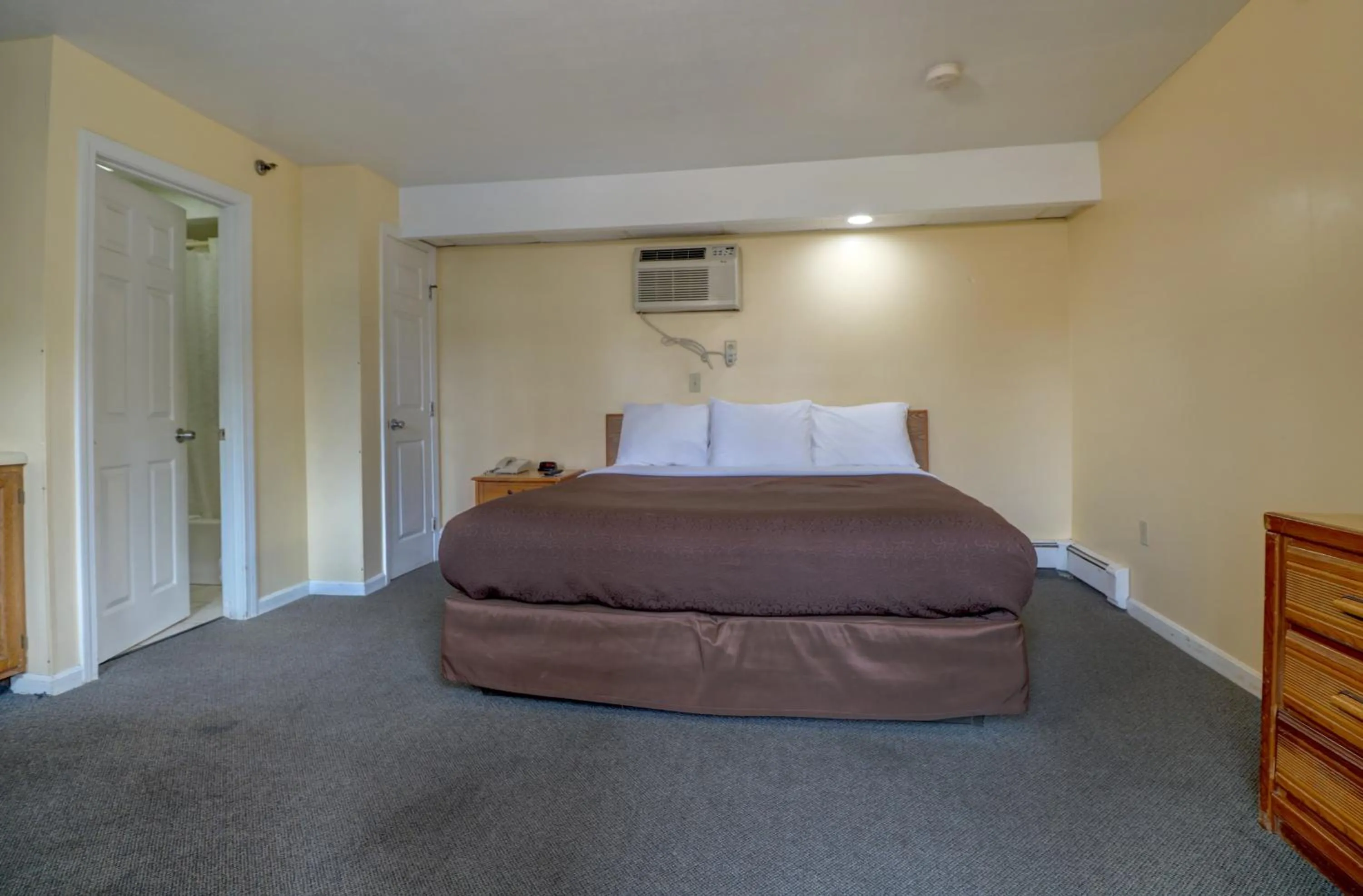 Bed in Brookside Inn & Cottages