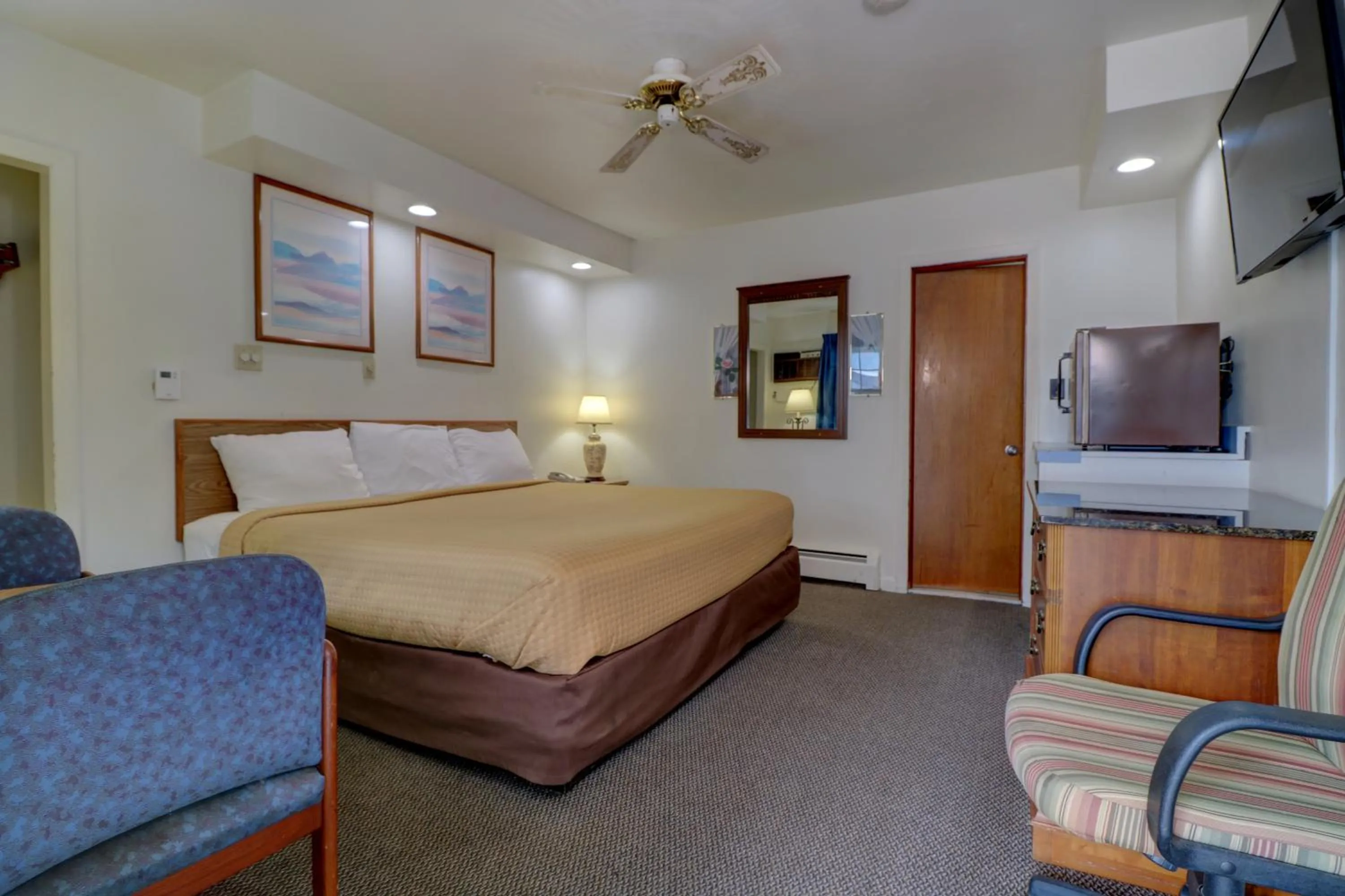 Bed in Brookside Inn & Cottages