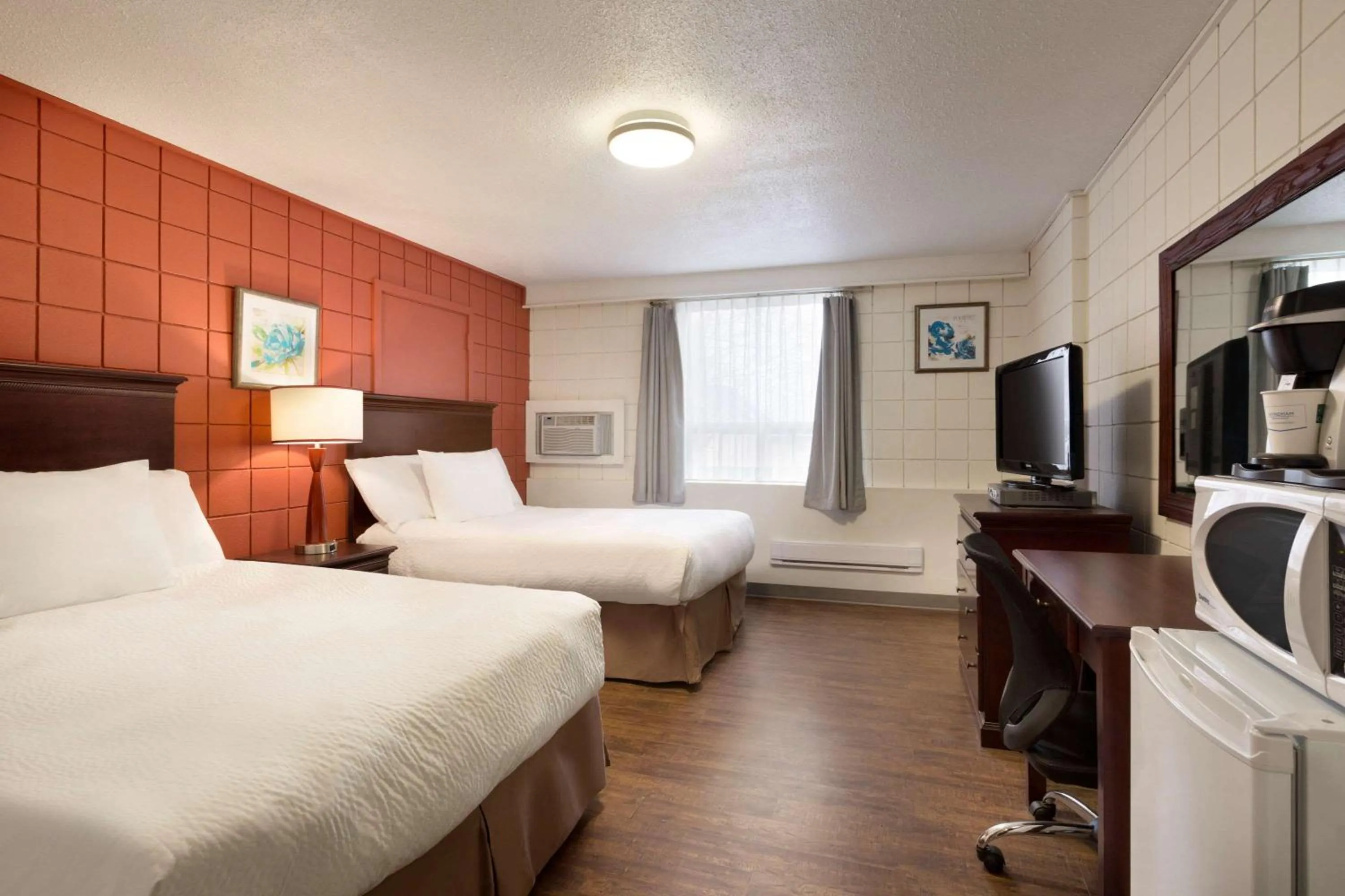 Photo of the whole room, Bed in Travelodge by Wyndham Kindersley