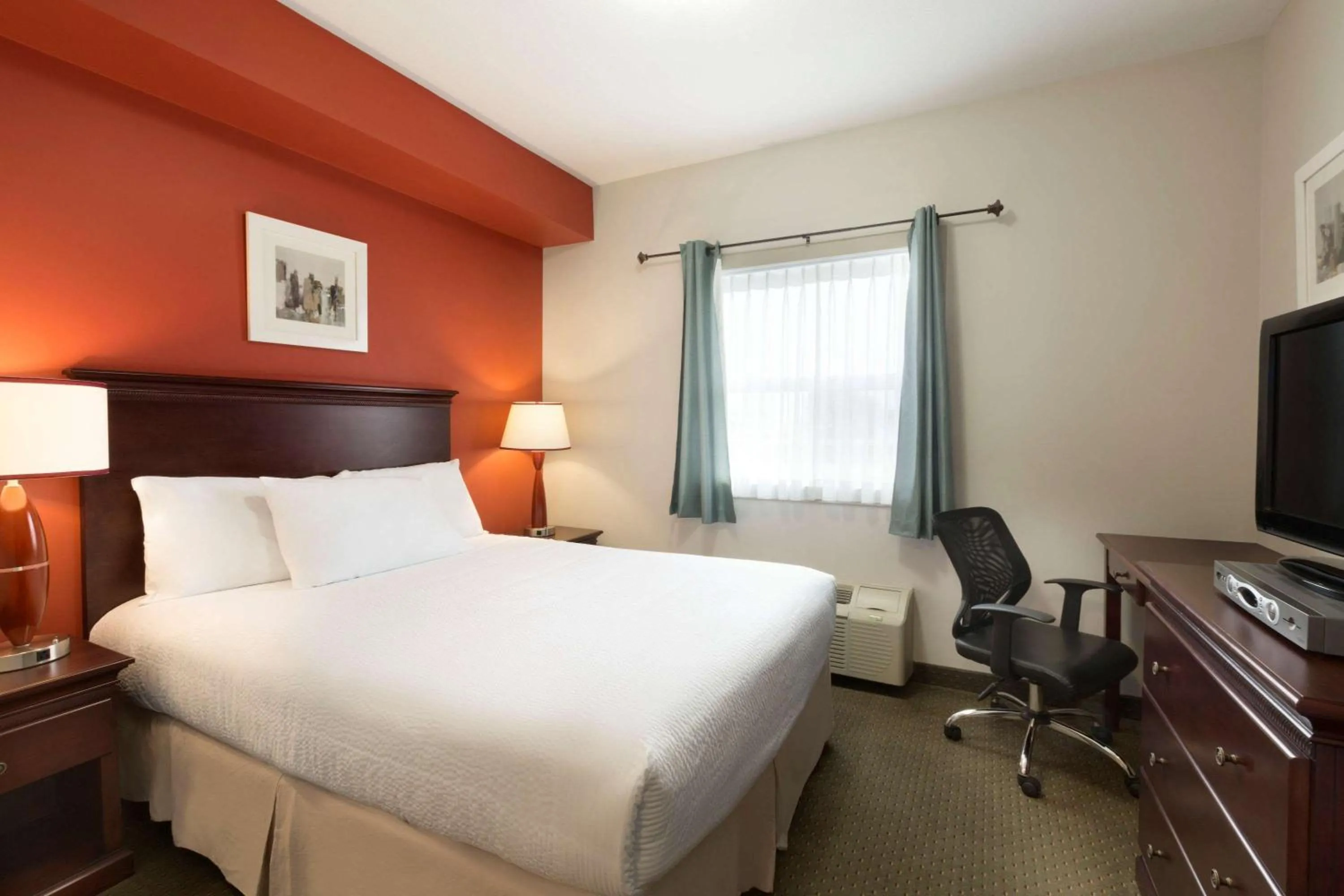 Photo of the whole room, Bed in Travelodge by Wyndham Kindersley