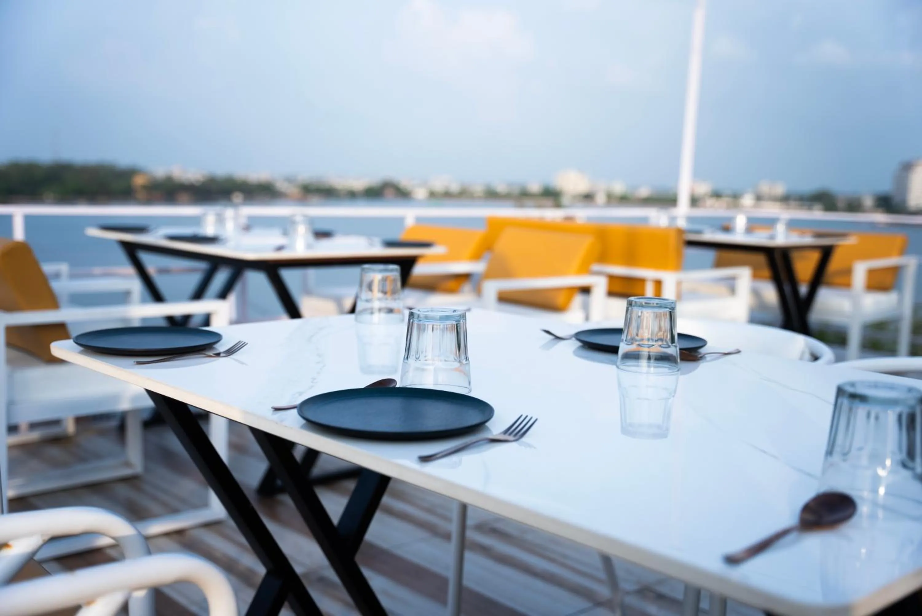 Restaurant/places to eat in The White Roots Hotel