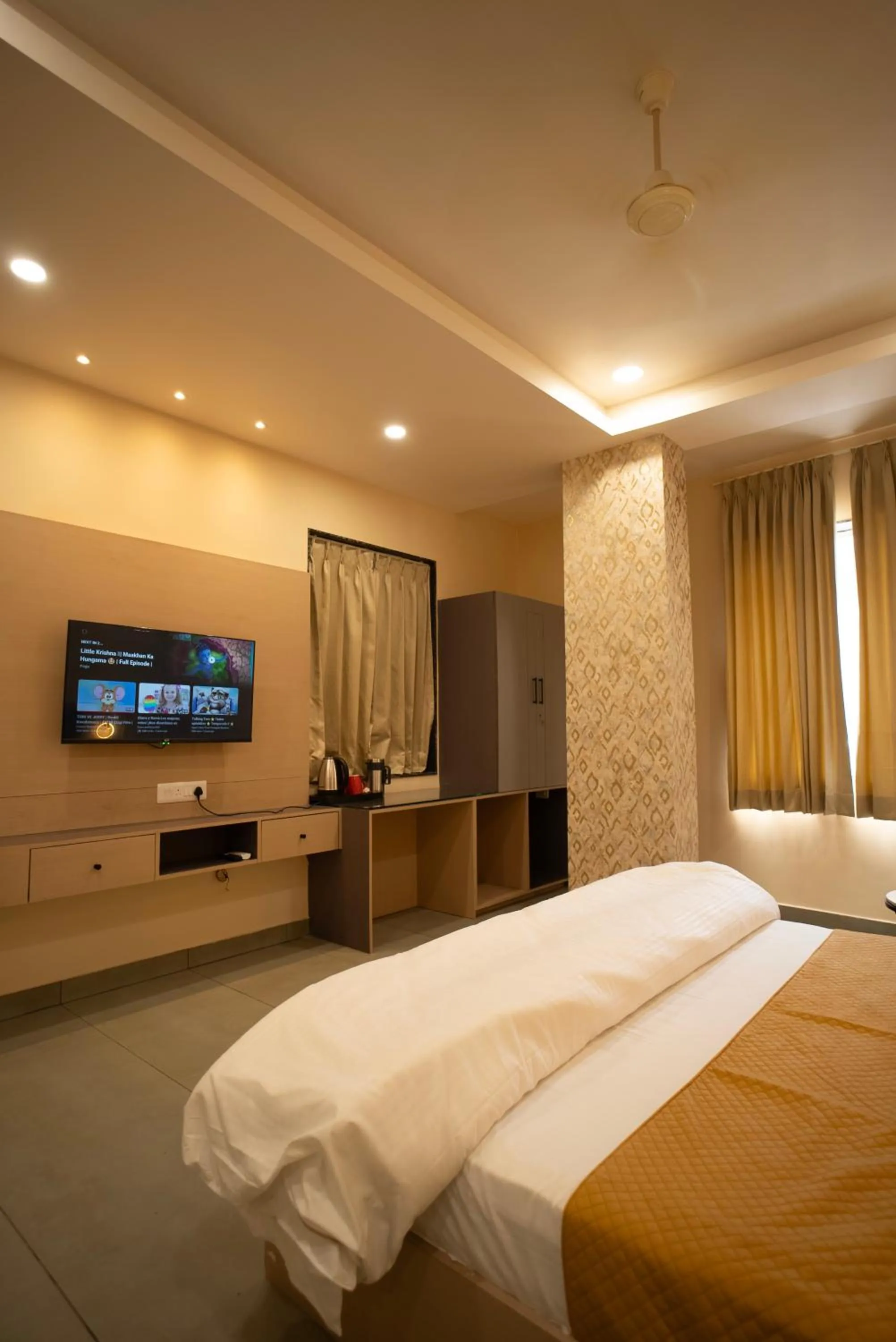 Bed in The White Roots Hotel