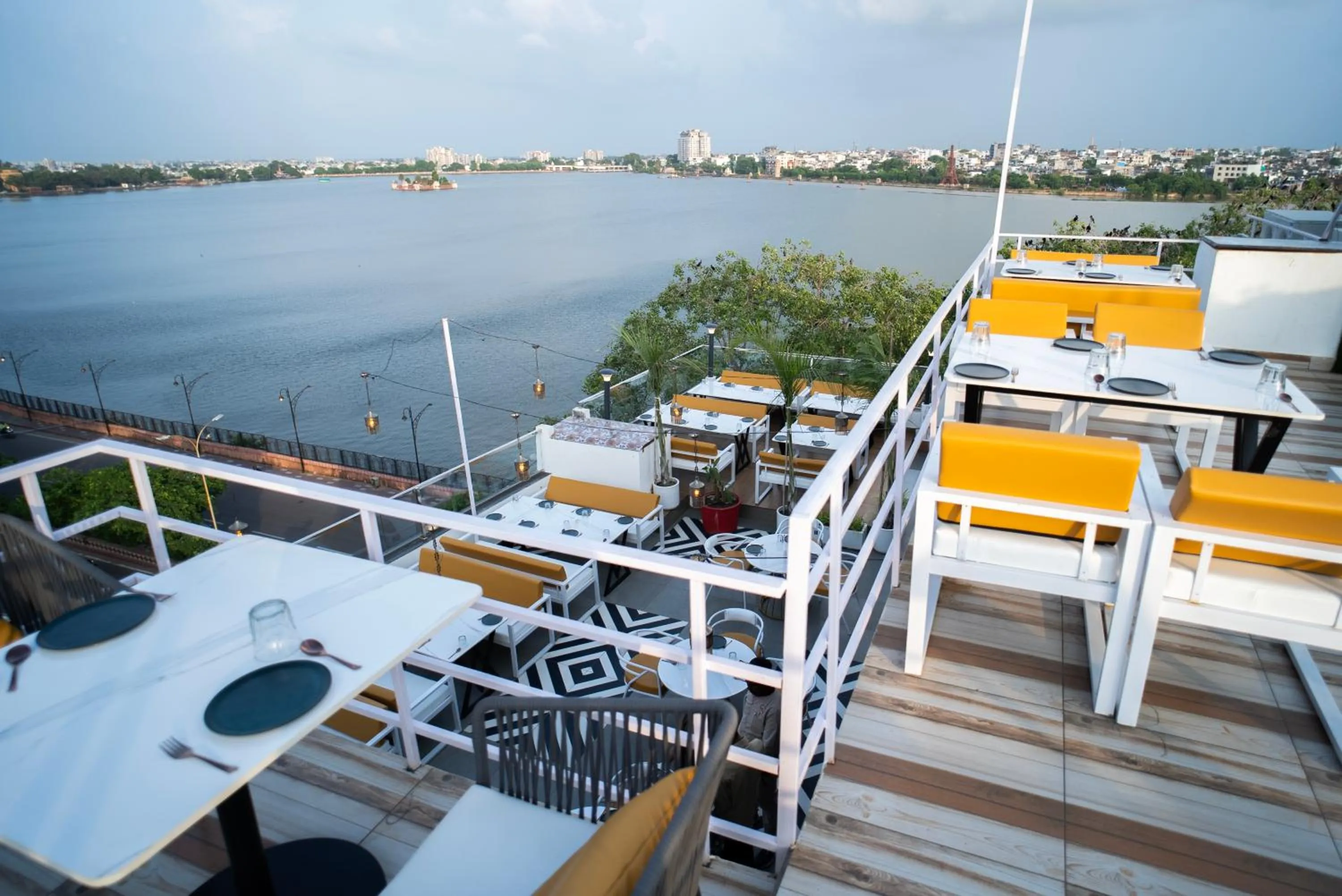 Restaurant/places to eat in The White Roots Hotel