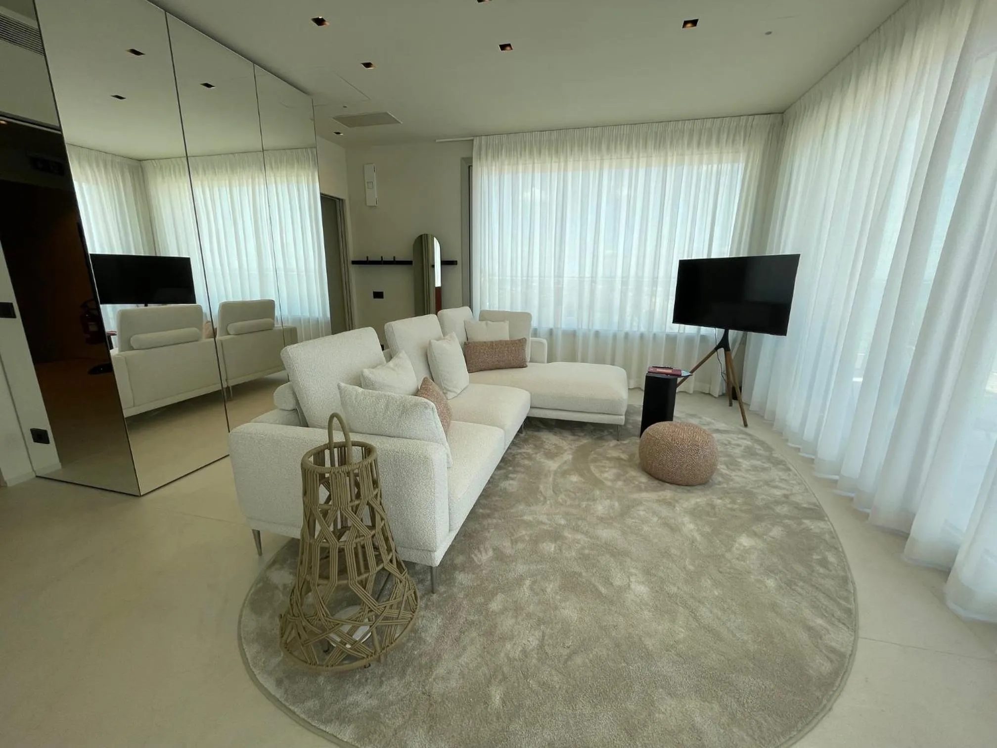 TV and multimedia in Opera Suite Hotel Pesaro