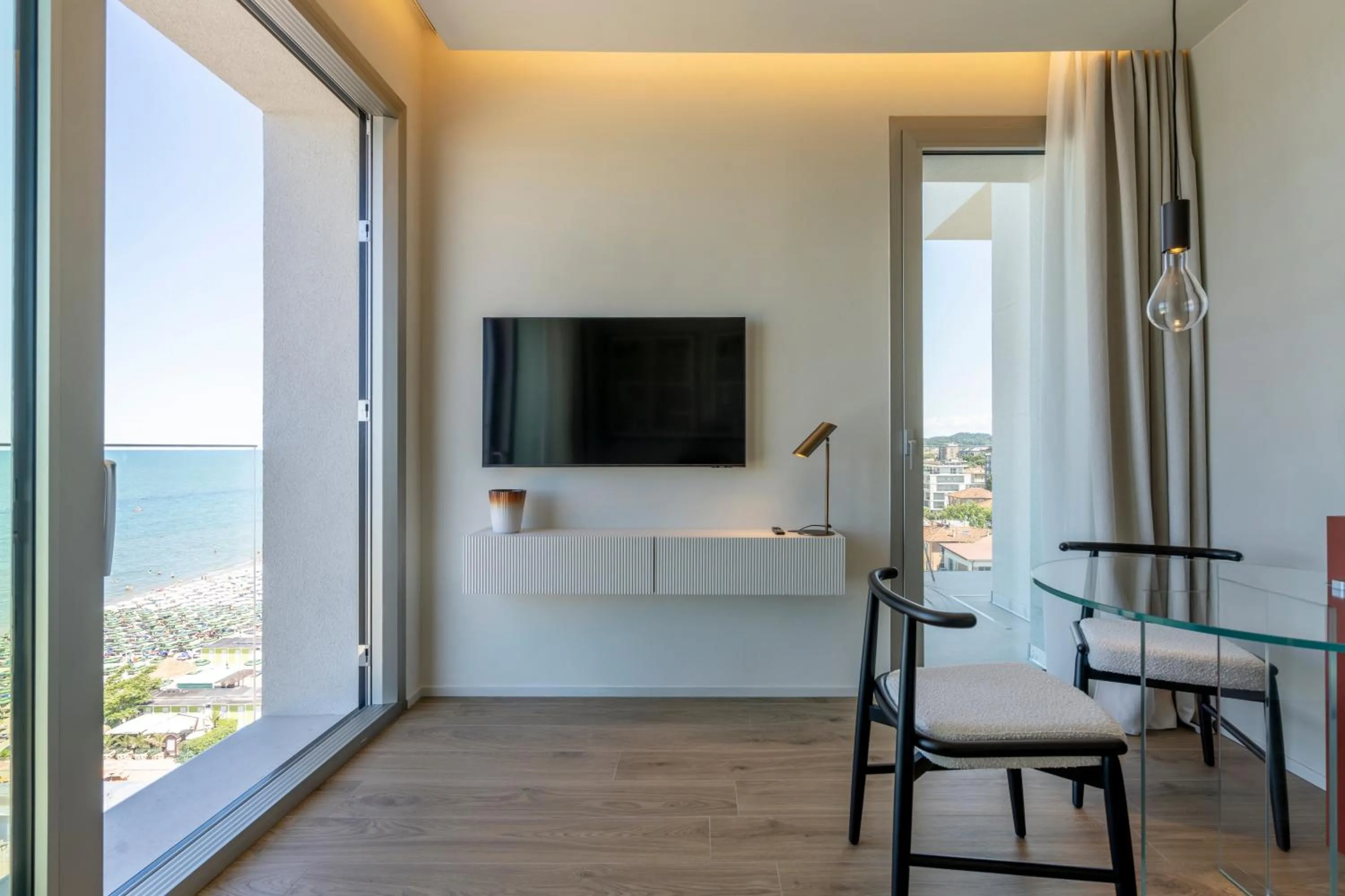 TV and multimedia in Opera Suite Hotel Pesaro