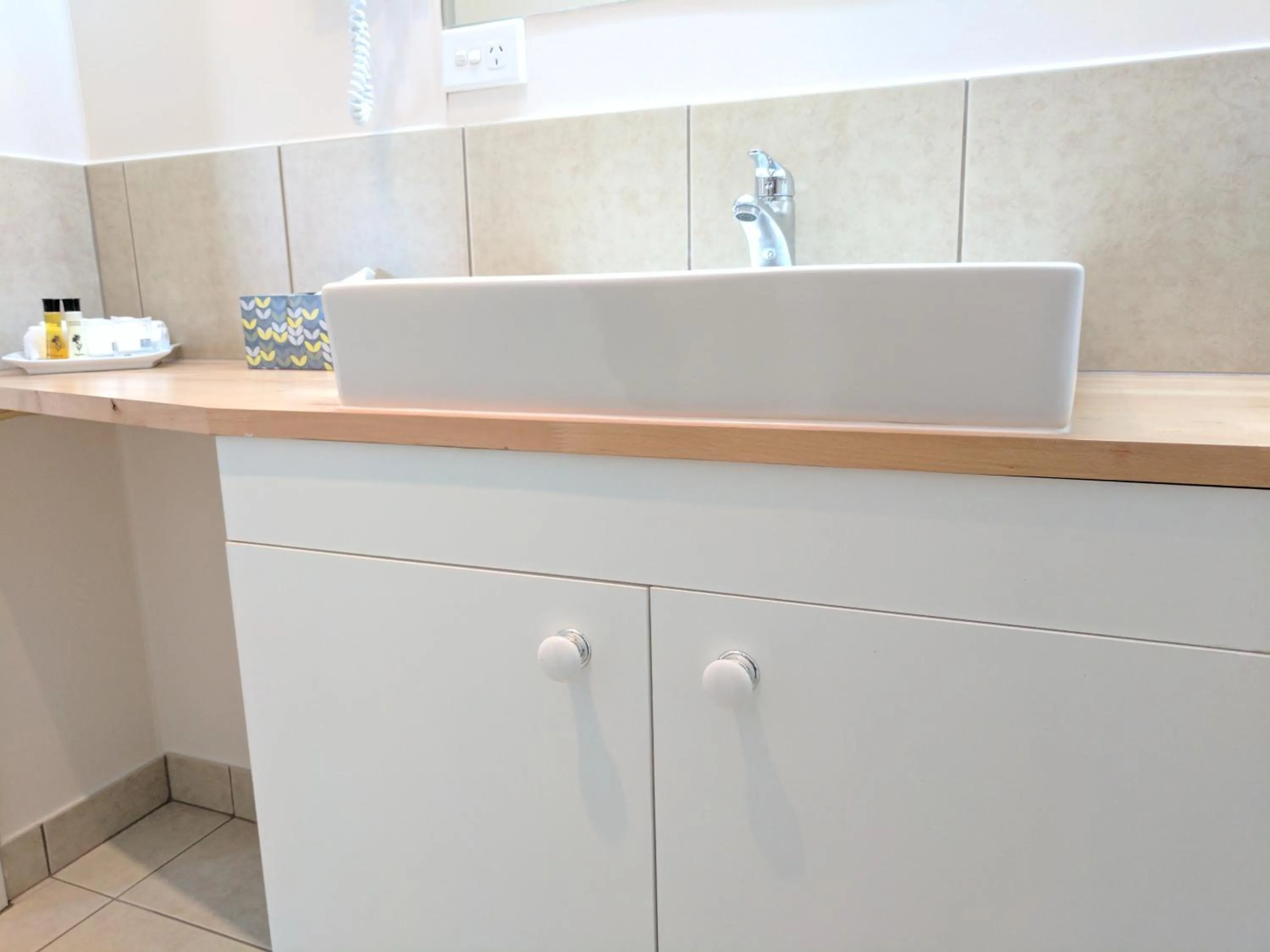 Bathroom in Lake Bolac Motel