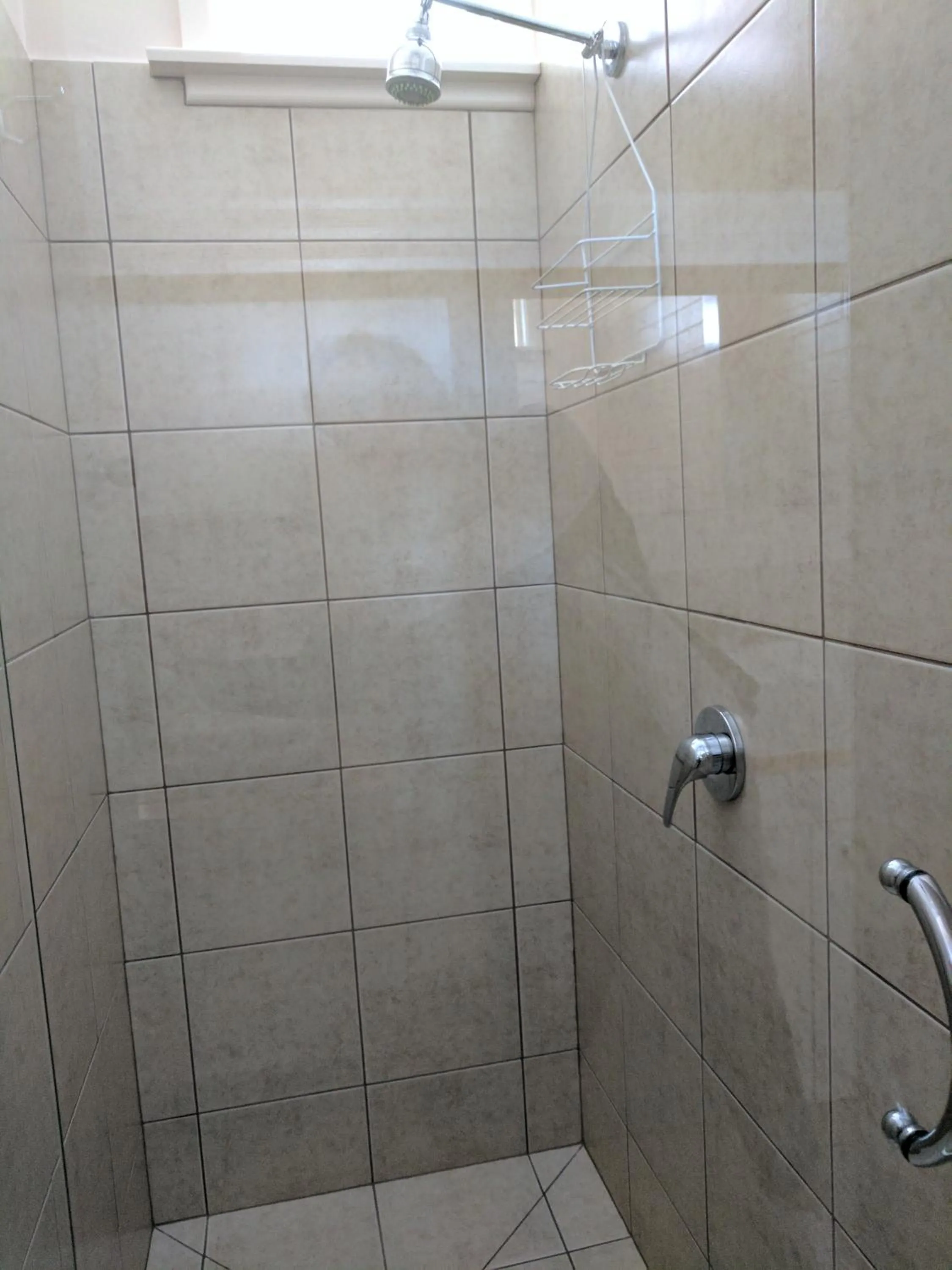 Shower in Lake Bolac Motel
