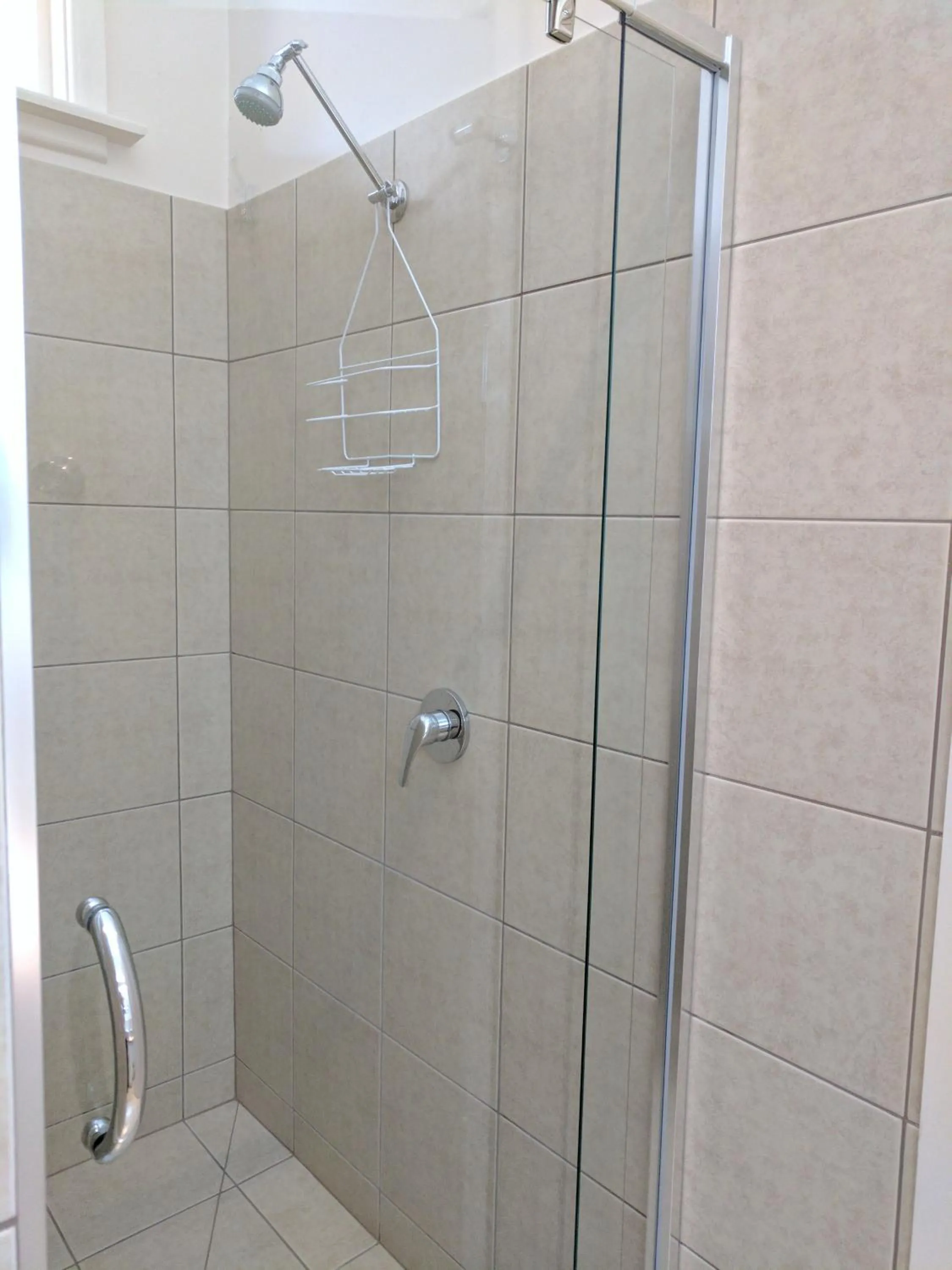 Shower in Lake Bolac Motel
