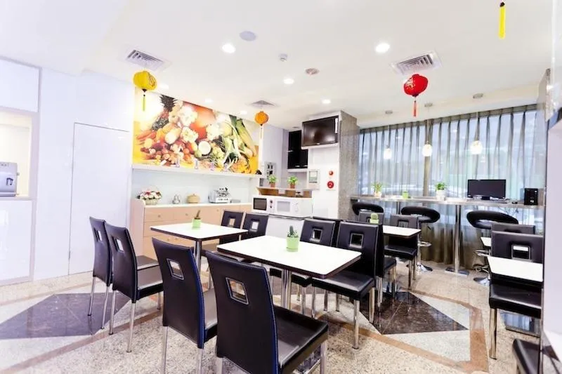 Restaurant/places to eat in Dealer Hotel