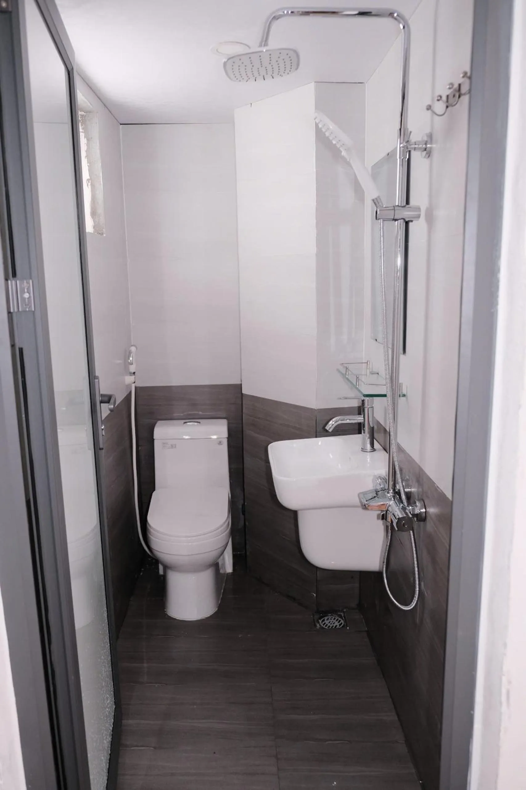 Bathroom in SH Hotel & Motorbikes For Rent