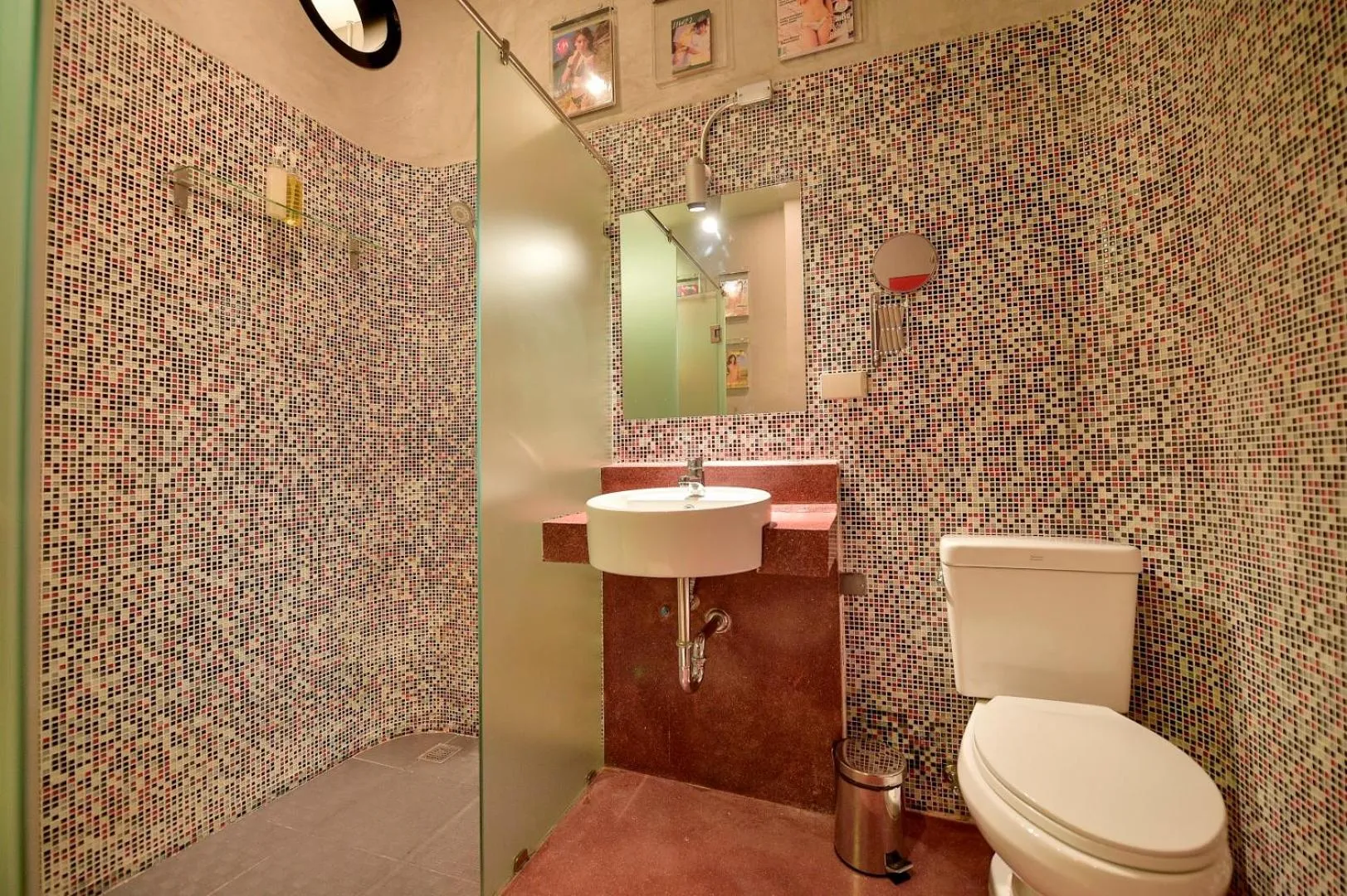 Bathroom in Collection O Jasaen Stylish Unique Hotel