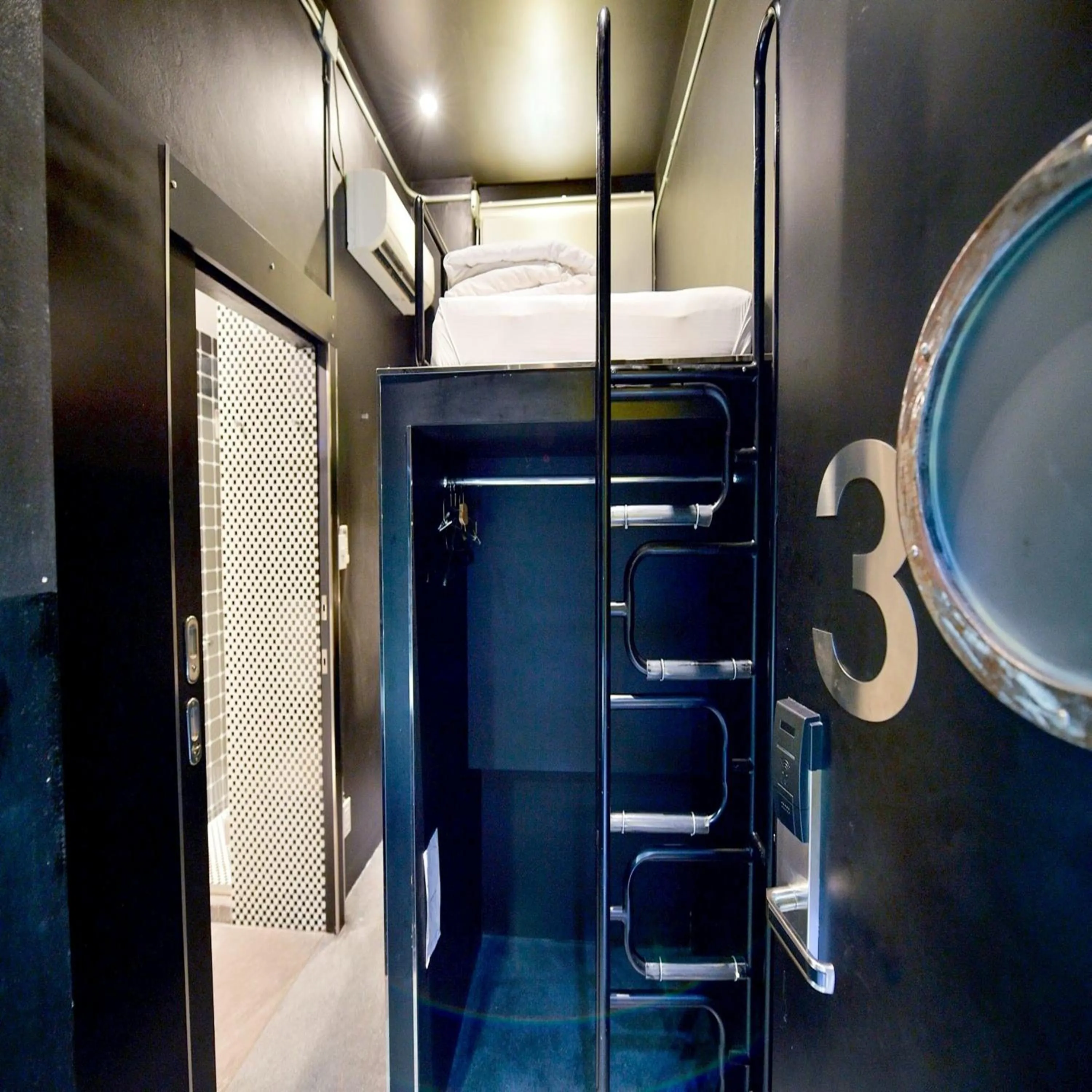 wardrobe in Collection O Jasaen Stylish Boutique Hotel