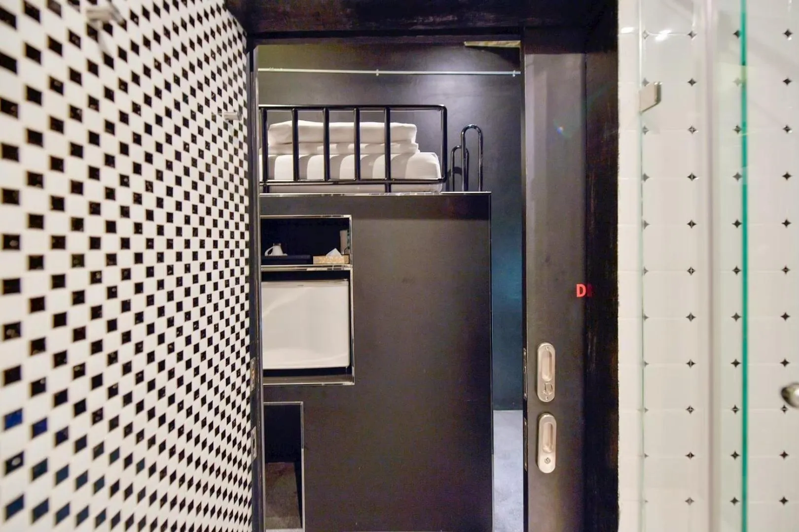 wardrobe in Collection O Jasaen Stylish Unique Hotel