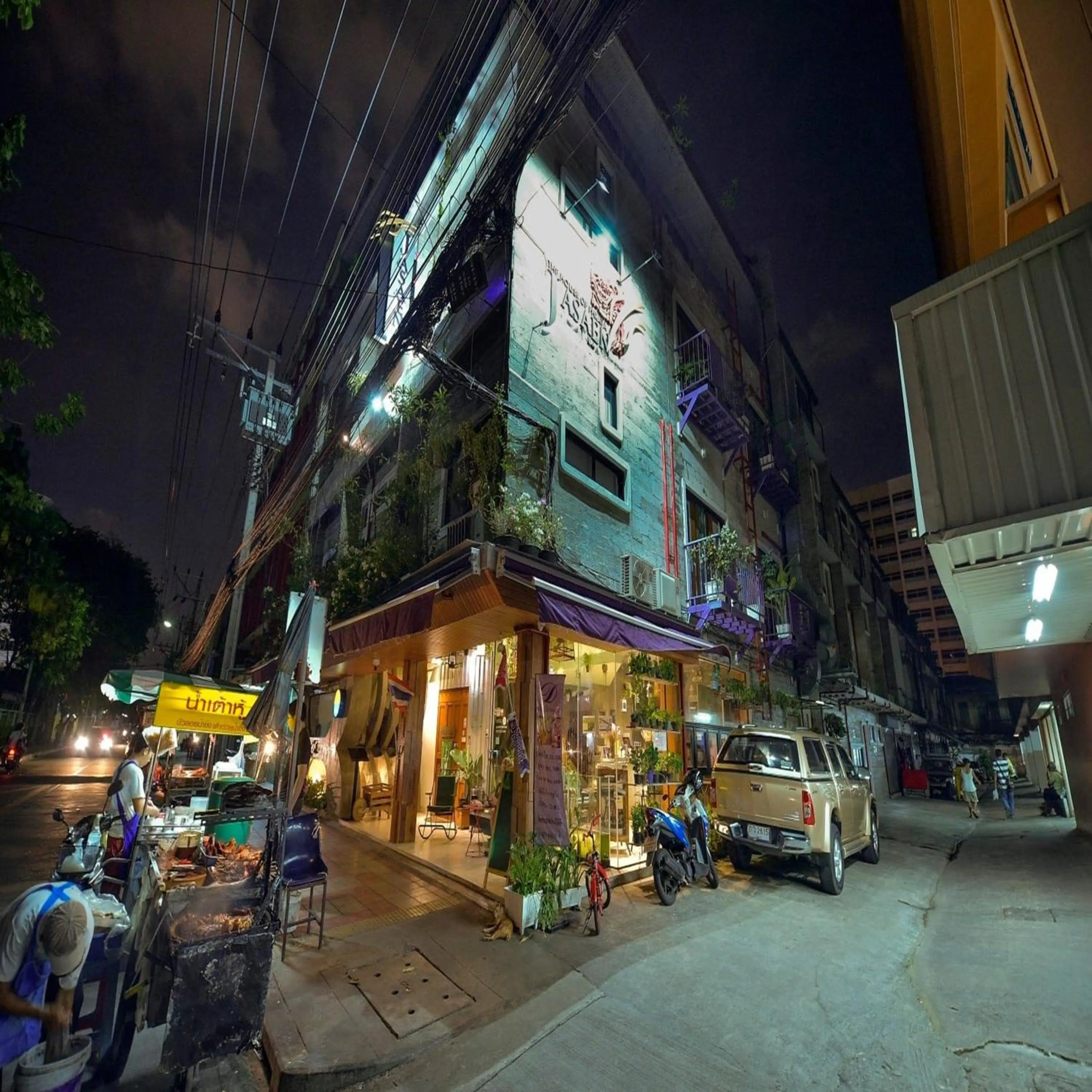 Property building in Collection O Jasaen Stylish Boutique Hotel