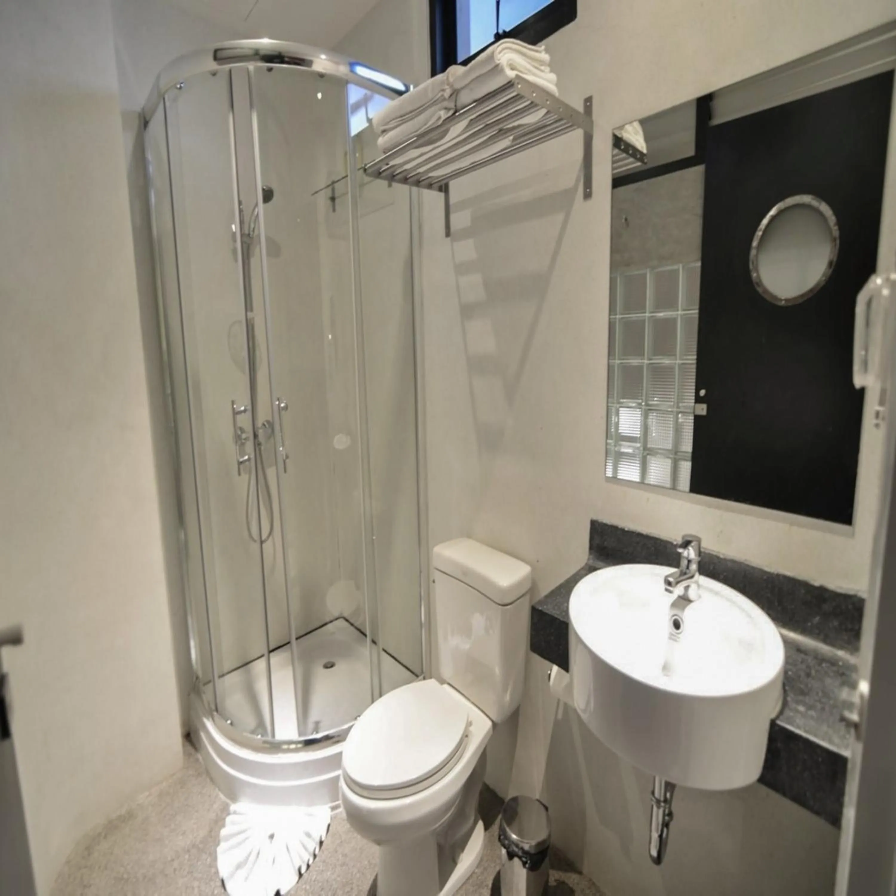 Bathroom in Collection O Jasaen Stylish Boutique Hotel